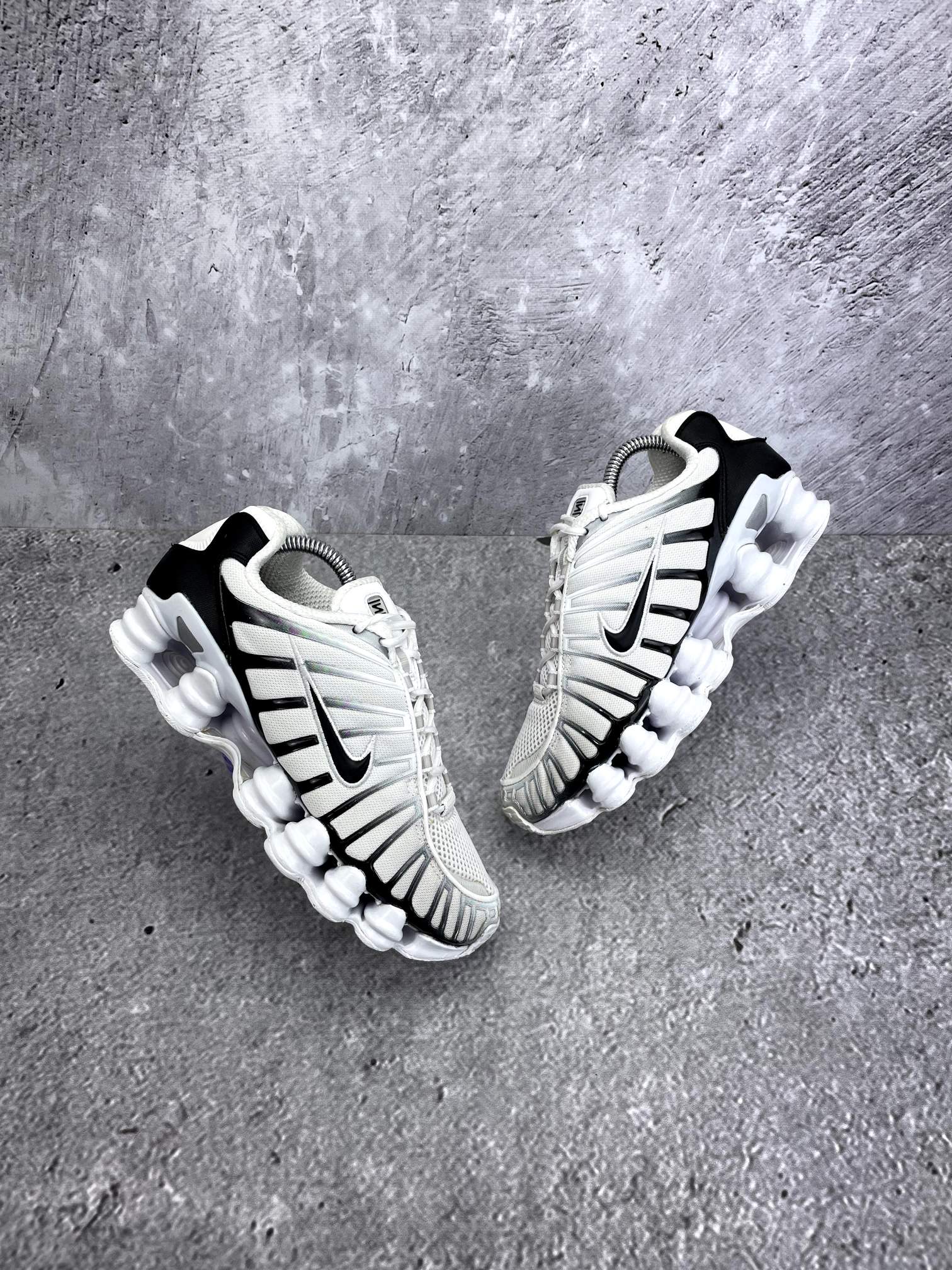 Nike Air VaporMax Plus — buty sportowe damskie w bardzo dobrym stanie rozmiar 37.5, widok z góry na zewnętrzną stronę butów