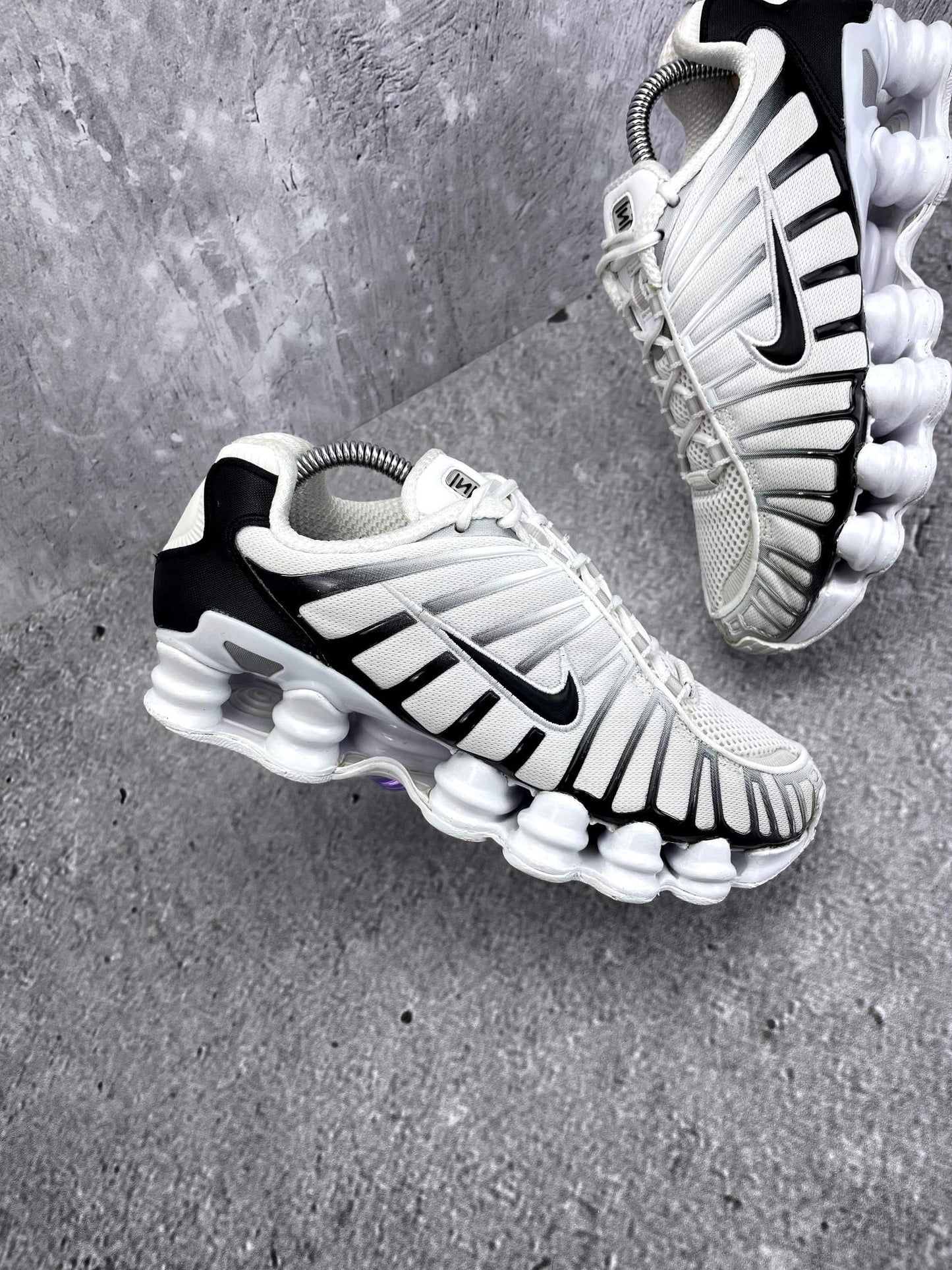 Nike Air VaporMax Plus — buty sportowe damskie w bardzo dobrym stanie rozmiar 37.5, zewnętrzny panel prawego buta