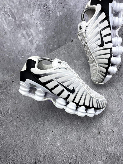 Nike Air VaporMax Plus — buty sportowe damskie w bardzo dobrym stanie rozmiar 37.5, zewnętrzny panel prawego buta