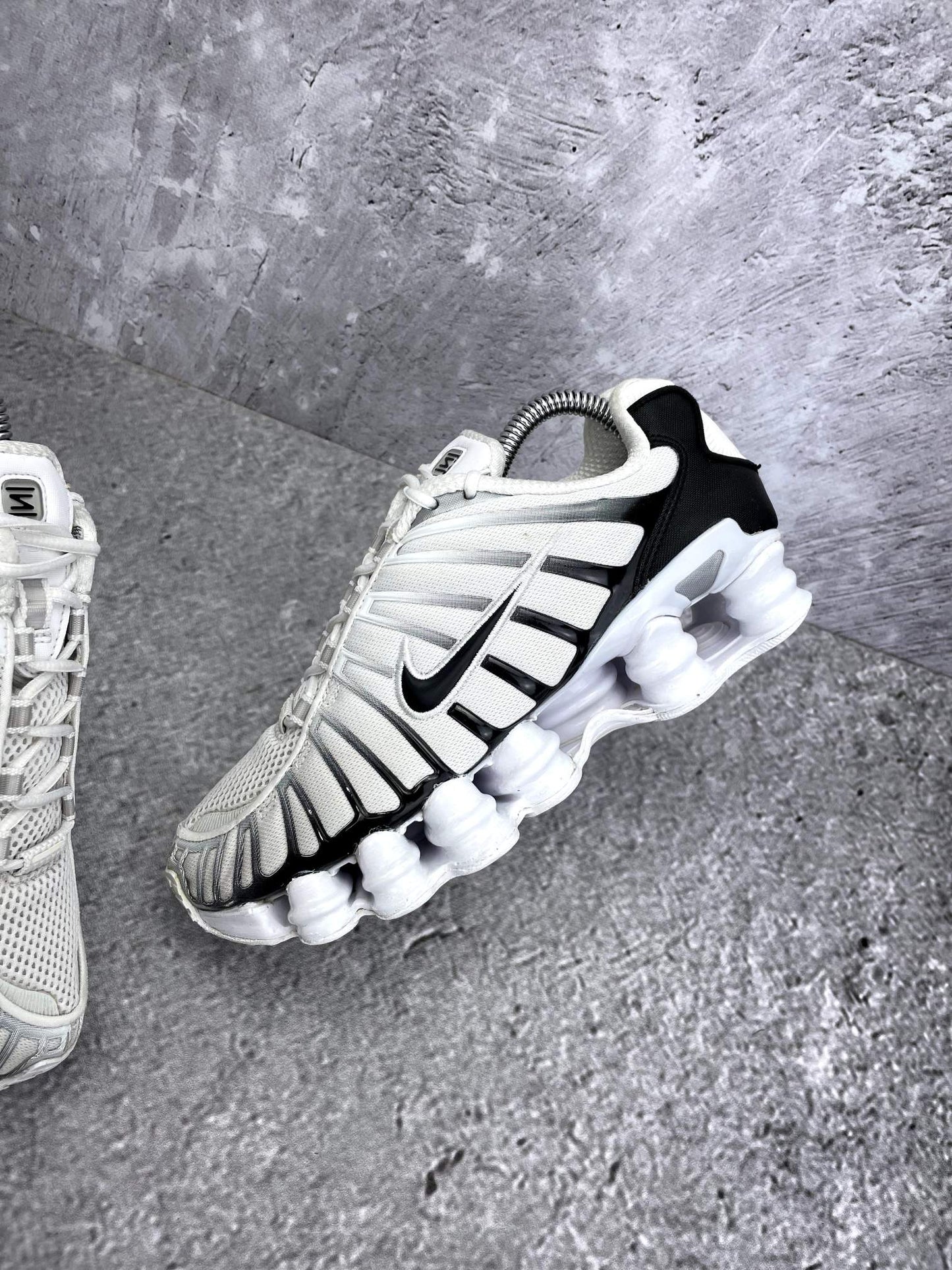 Nike Air VaporMax Plus — buty sportowe damskie w bardzo dobrym stanie rozmiar 37.5, zewnętrzny panel lewego buta