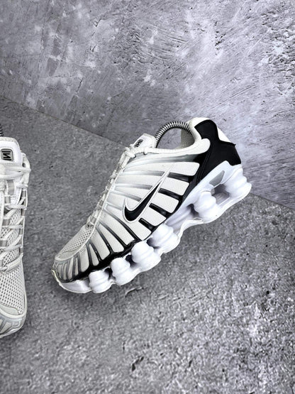 Nike Air VaporMax Plus — buty sportowe damskie w bardzo dobrym stanie rozmiar 37.5, zewnętrzny panel lewego buta