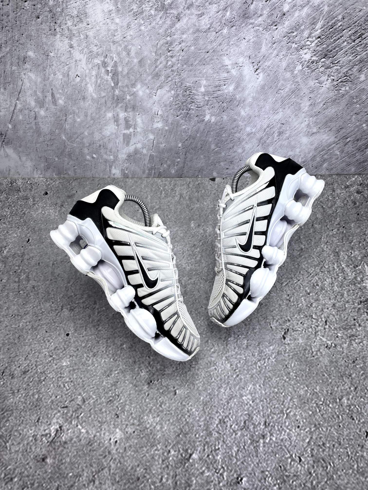 Nike Air VaporMax Plus — buty sportowe damskie w bardzo dobrym stanie rozmiar 37.5, widok z góry na wewnętrzną stronę butów