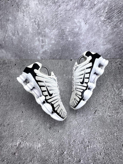 Nike Air VaporMax Plus — buty sportowe damskie w bardzo dobrym stanie rozmiar 37.5, widok z góry na wewnętrzną stronę butów
