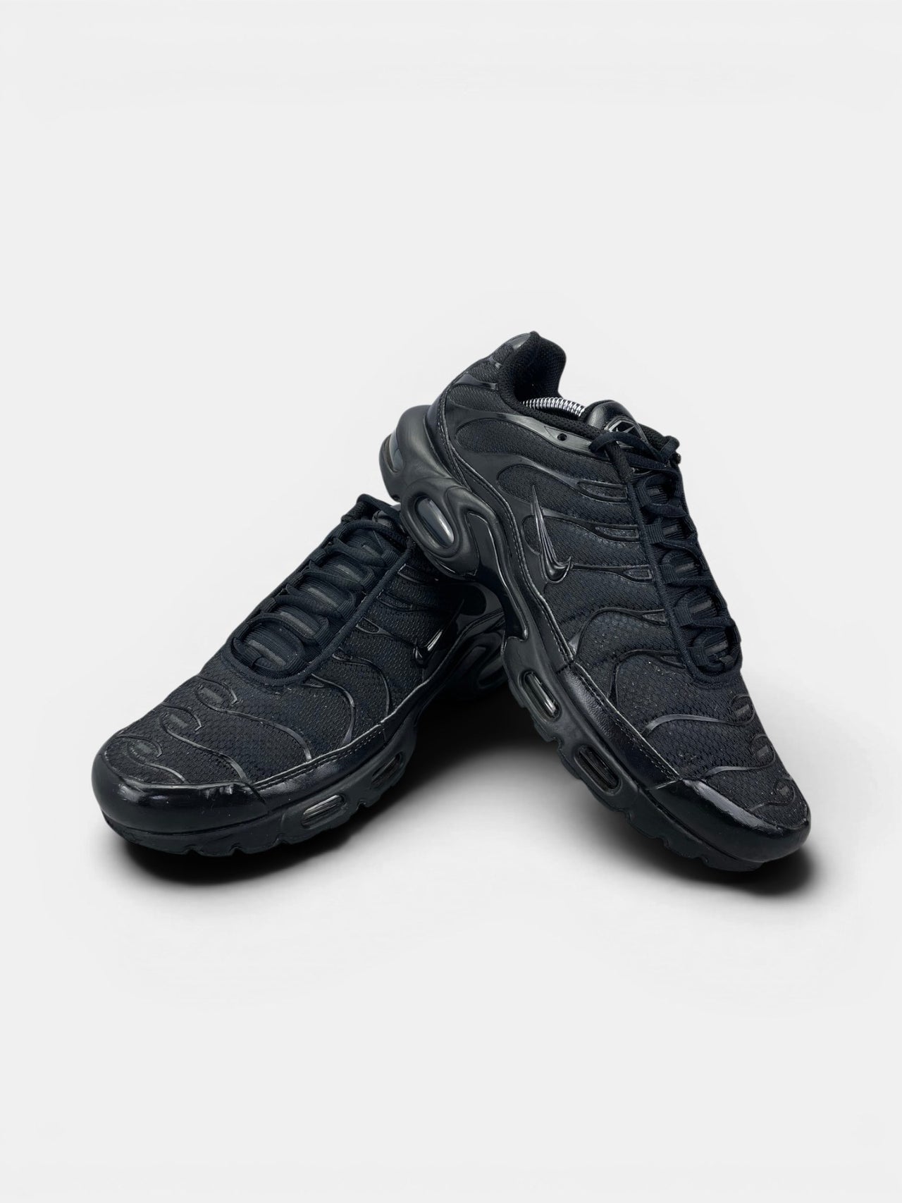 Nike Air Max Plus Triple Black — buty sportowe męskie w bardzo dobrym stanie rozmiar 41, boczny profil