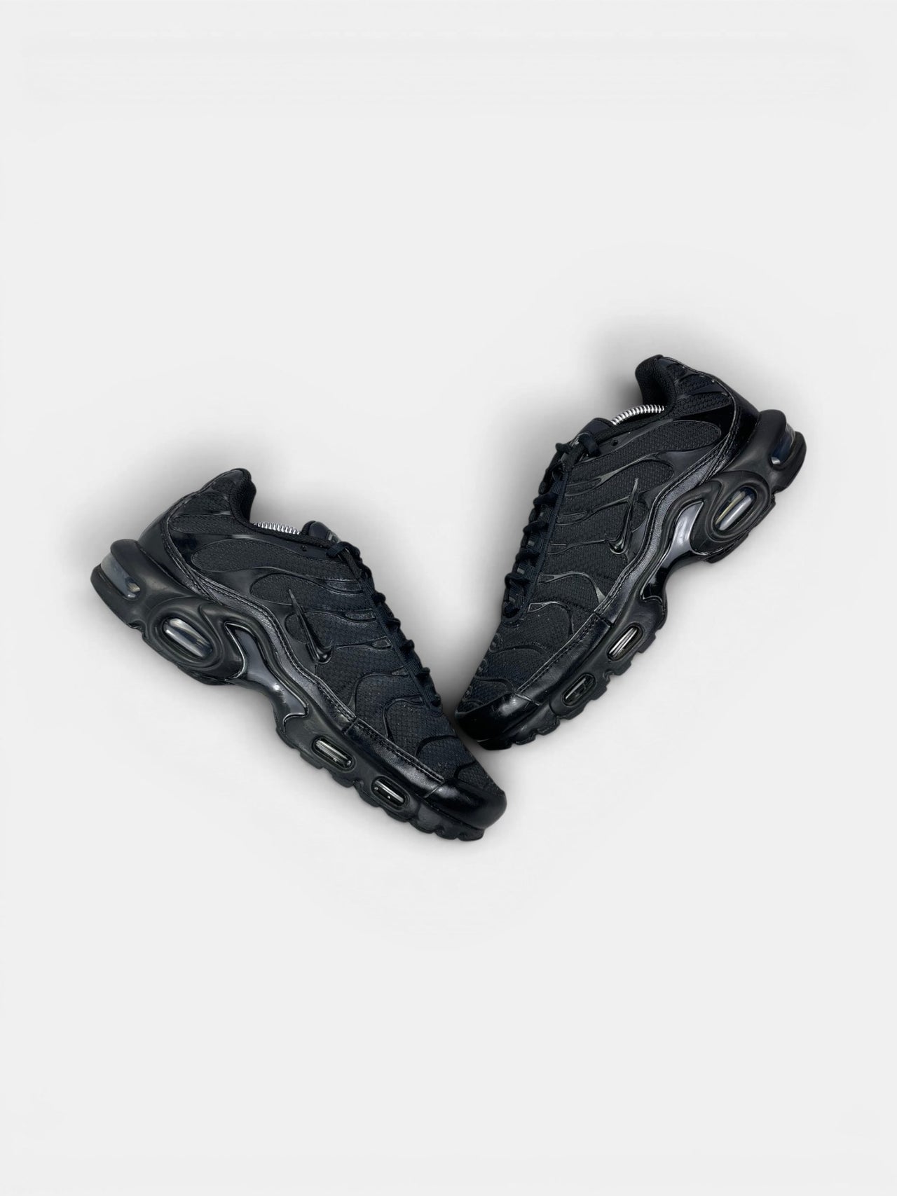 Nike Air Max Plus Triple Black — buty sportowe męskie w bardzo dobrym stanie rozmiar 41, widok z góry na zewnętrzną stronę butów