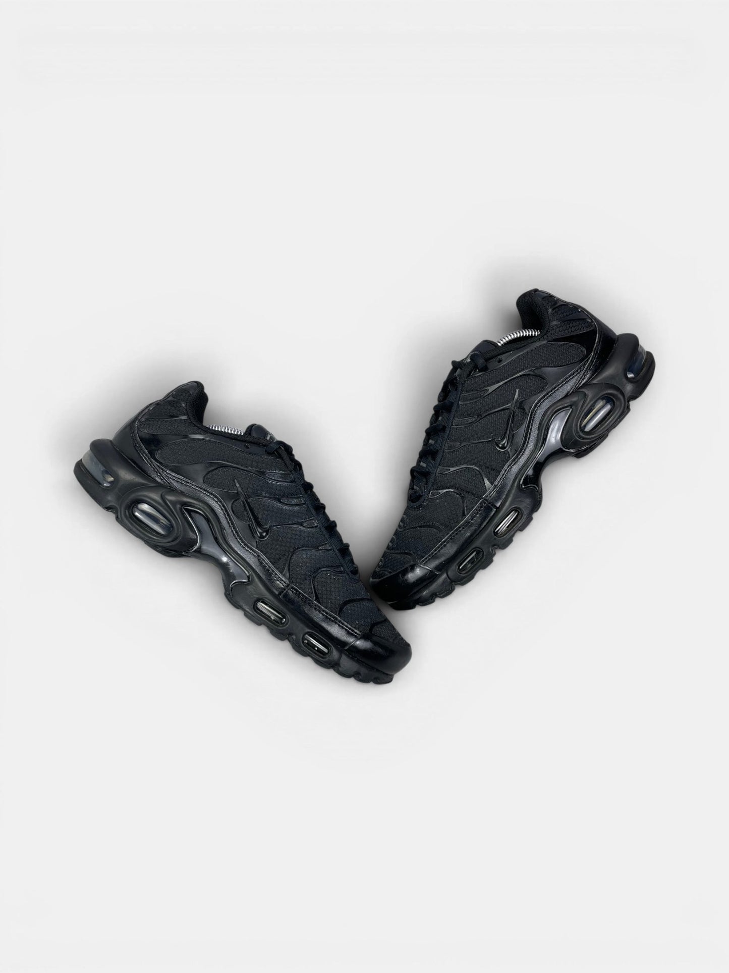 Nike Air Max Plus Triple Black — buty sportowe męskie w bardzo dobrym stanie rozmiar 41, widok z góry na zewnętrzną stronę butów