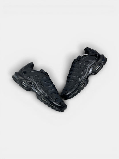 Nike Air Max Plus Triple Black — buty sportowe męskie w bardzo dobrym stanie rozmiar 41, widok z góry na zewnętrzną stronę butów