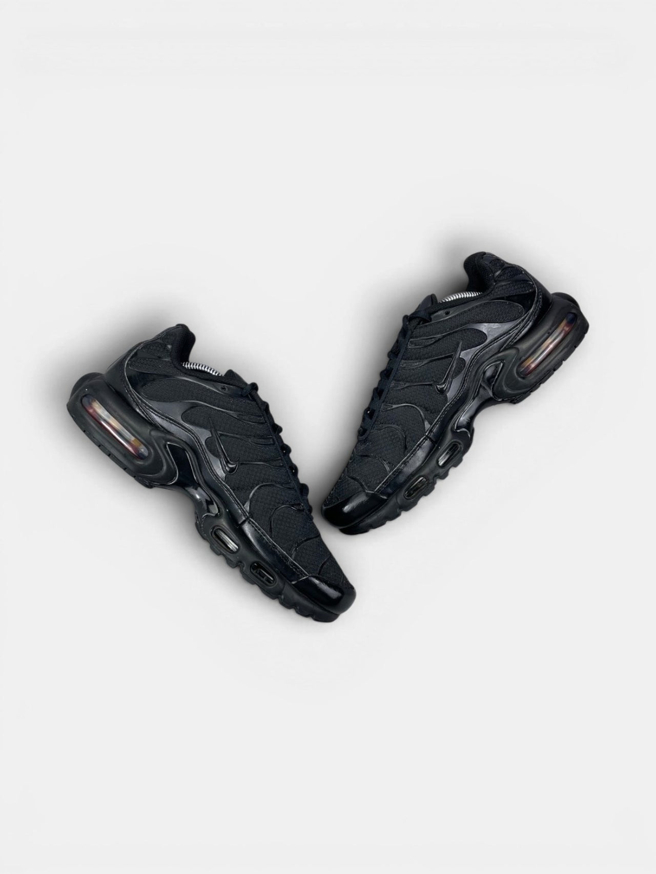 Nike Air Max Plus Triple Black — buty sportowe męskie w bardzo dobrym stanie rozmiar 41, zewnętrzny panel prawego buta