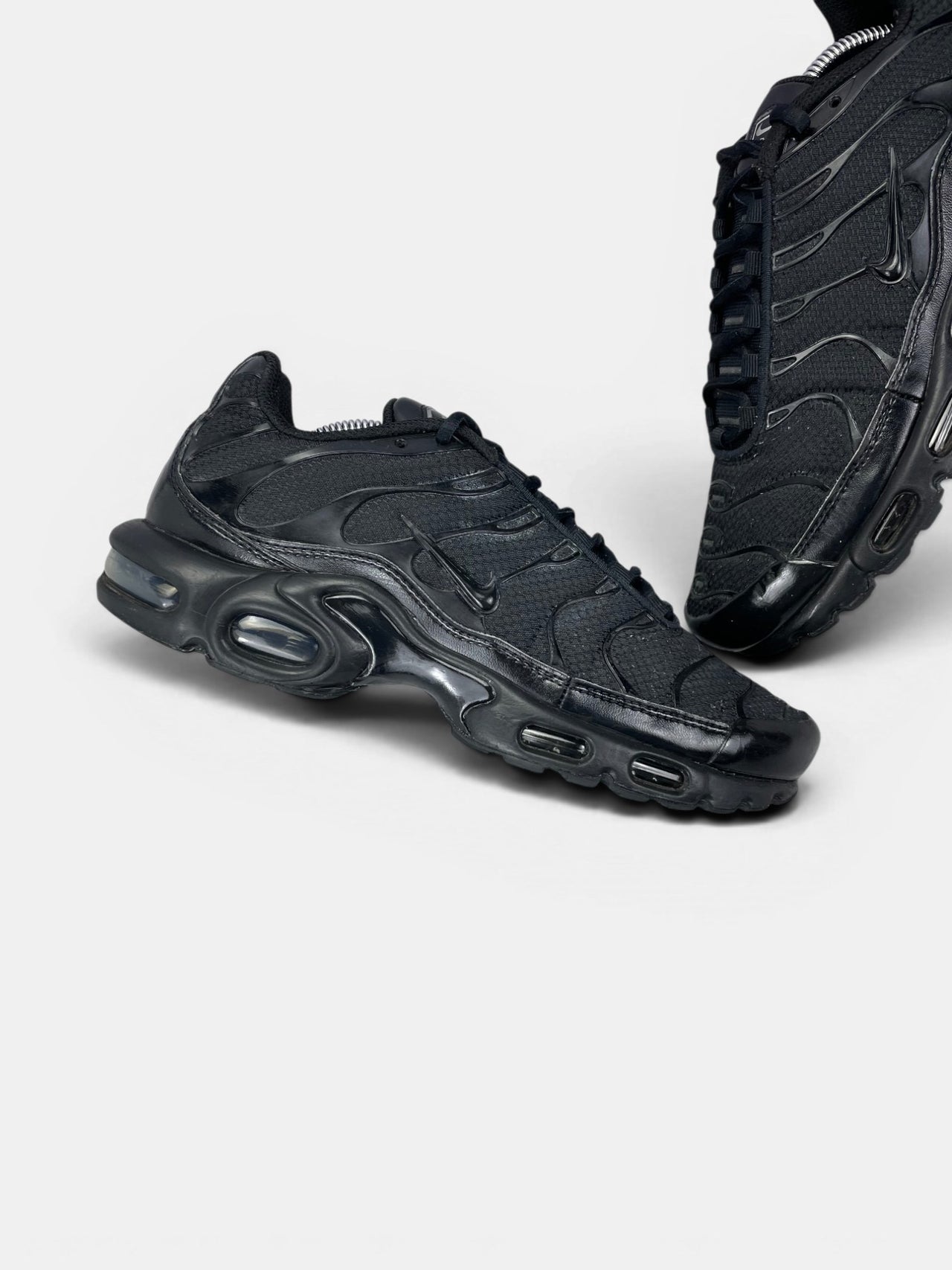 Nike Air Max Plus Triple Black — buty sportowe męskie w bardzo dobrym stanie rozmiar 41, zewnętrzny panel lewego buta
