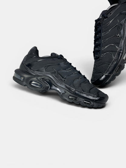 Nike Air Max Plus Triple Black — buty sportowe męskie w bardzo dobrym stanie rozmiar 41, zewnętrzny panel lewego buta
