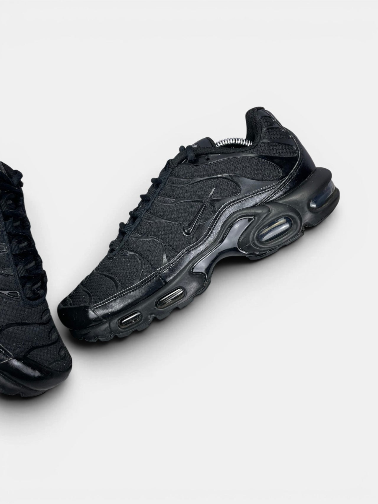 Nike Air Max Plus Triple Black — buty sportowe męskie w bardzo dobrym stanie rozmiar 41, widok z góry na wewnętrzną stronę butów