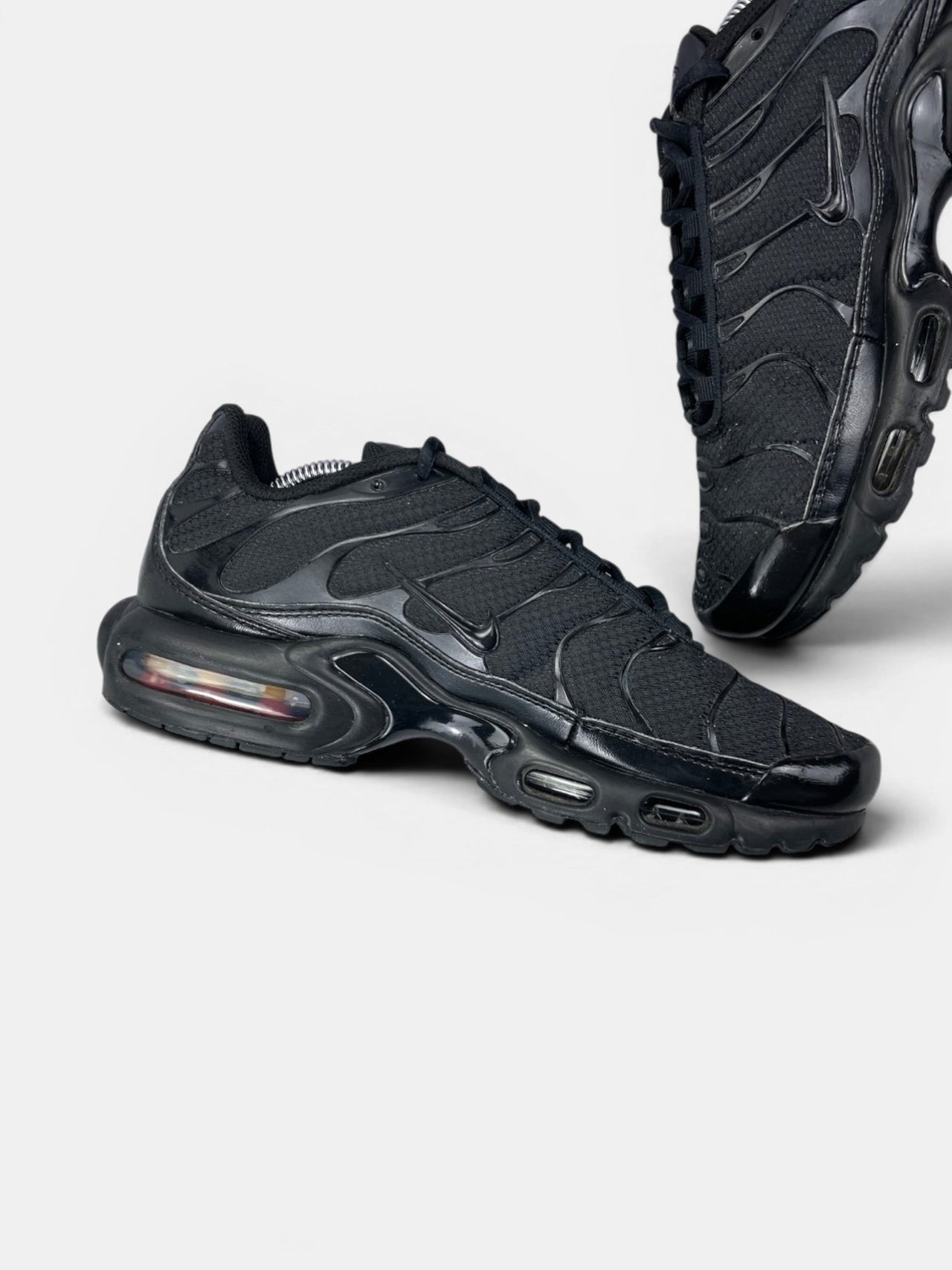 Nike Air Max Plus Triple Black — buty sportowe męskie w bardzo dobrym stanie rozmiar 41, wewnętrzny panel lewego buta