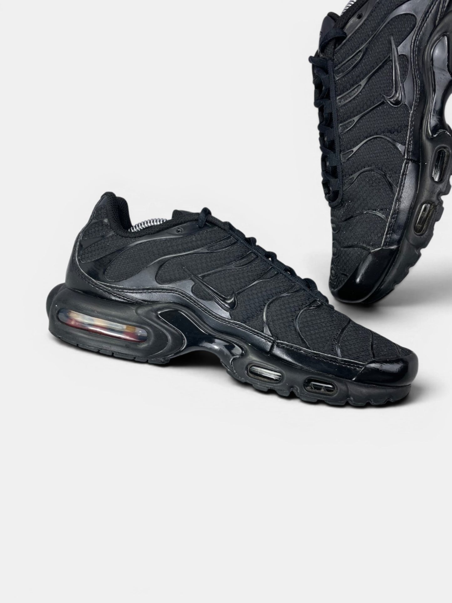 Nike Air Max Plus Triple Black — buty sportowe męskie w bardzo dobrym stanie rozmiar 41, wewnętrzny panel lewego buta