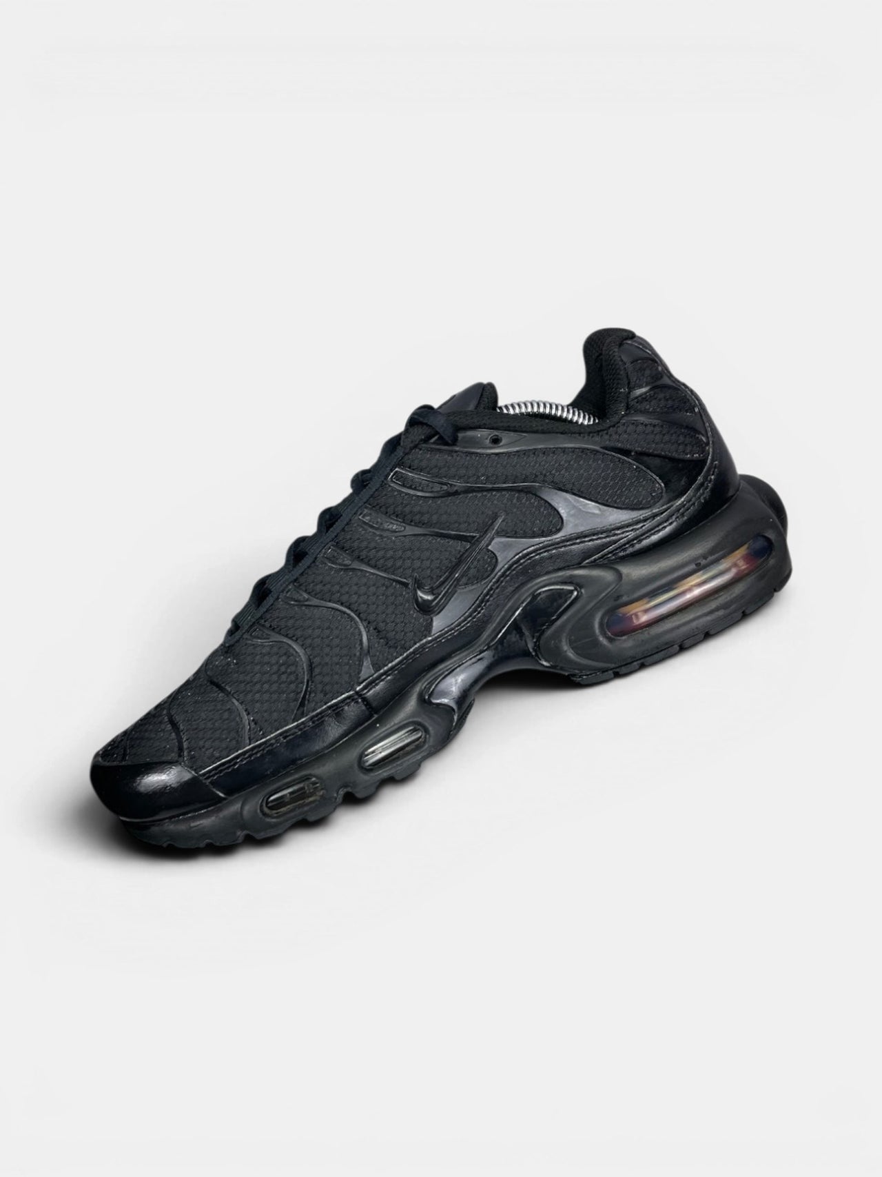 Nike Air Max Plus Triple Black — buty sportowe męskie w bardzo dobrym stanie rozmiar 41, wewnętrzny panel prawego buta