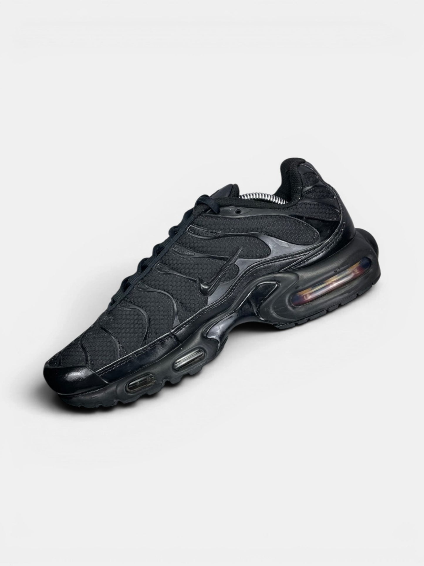 Nike Air Max Plus Triple Black — buty sportowe męskie w bardzo dobrym stanie rozmiar 41, wewnętrzny panel prawego buta