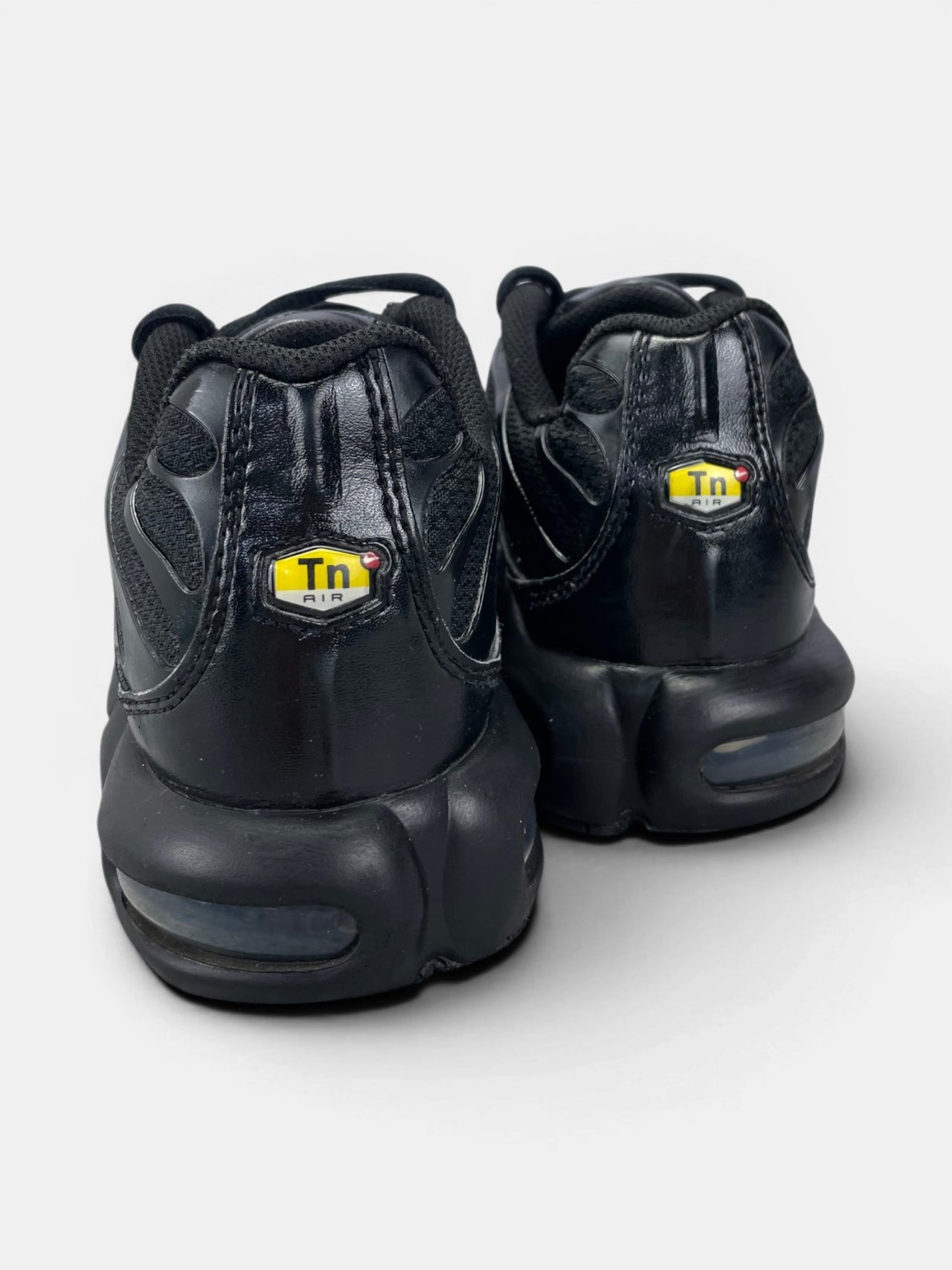 Nike Air Max Plus Triple Black — buty sportowe męskie w bardzo dobrym stanie rozmiar 41, widok z tyłu