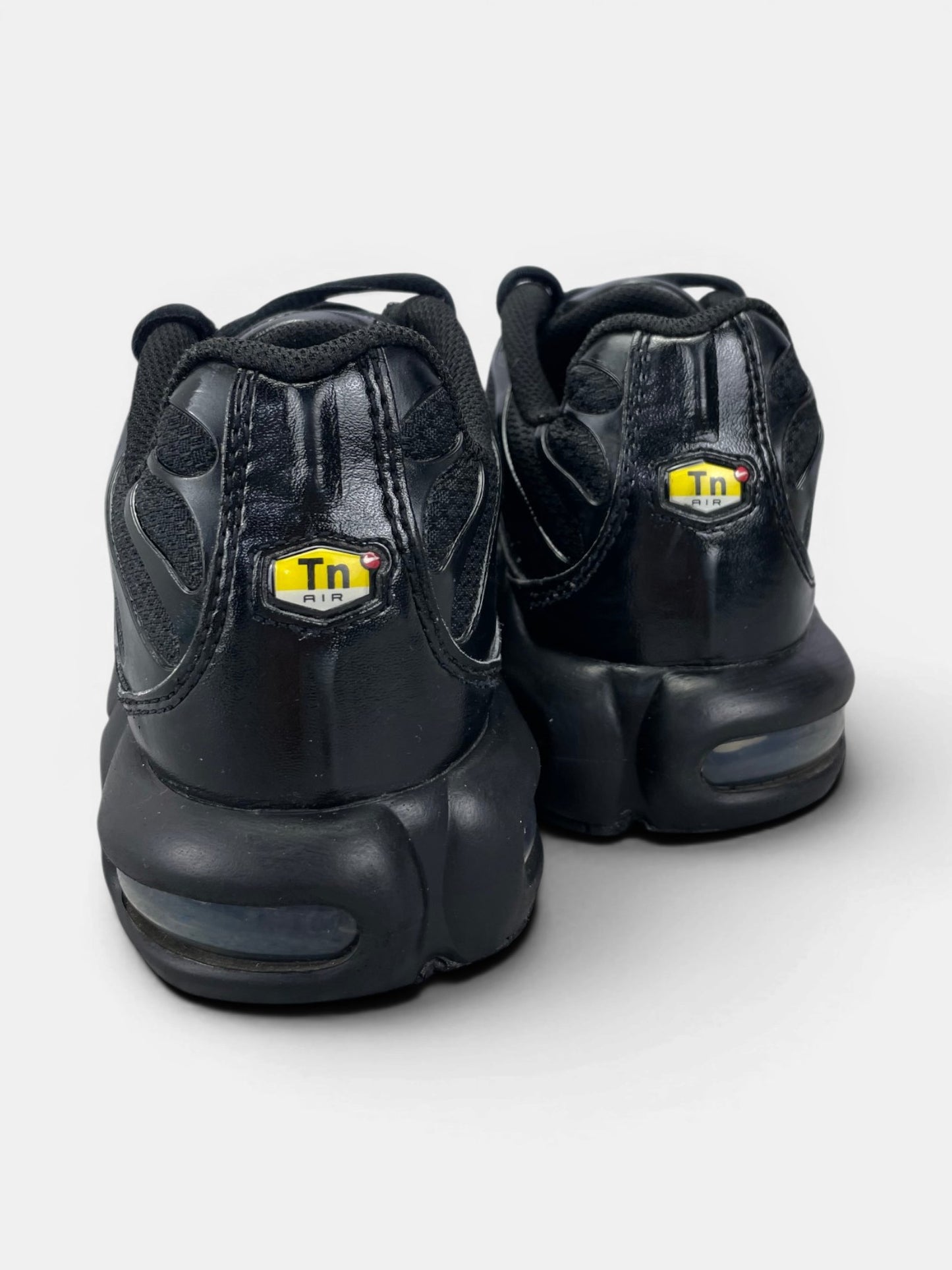 Nike Air Max Plus Triple Black — buty sportowe męskie w bardzo dobrym stanie rozmiar 41, widok z tyłu