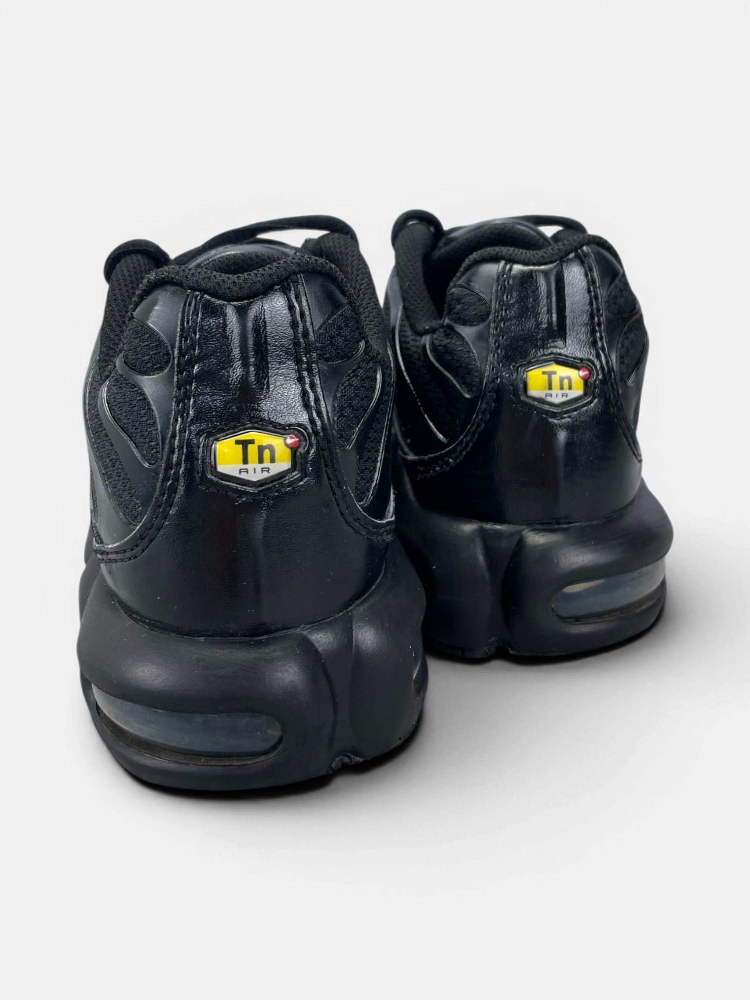 Nike Air Max Plus Triple Black — buty sportowe męskie w bardzo dobrym stanie rozmiar 41, widok z tyłu