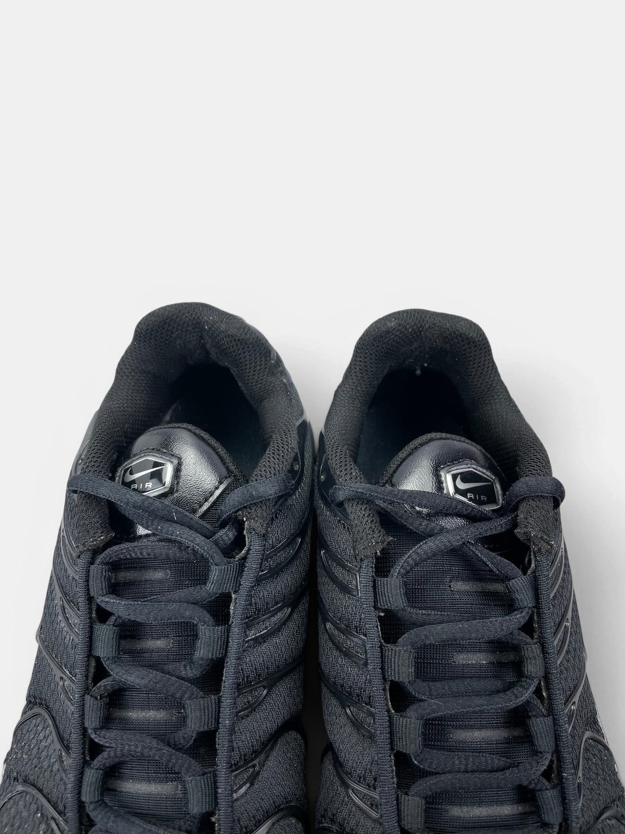 Nike Air Max Plus Triple Black — buty sportowe męskie w bardzo dobrym stanie rozmiar 41, zapiętki butów