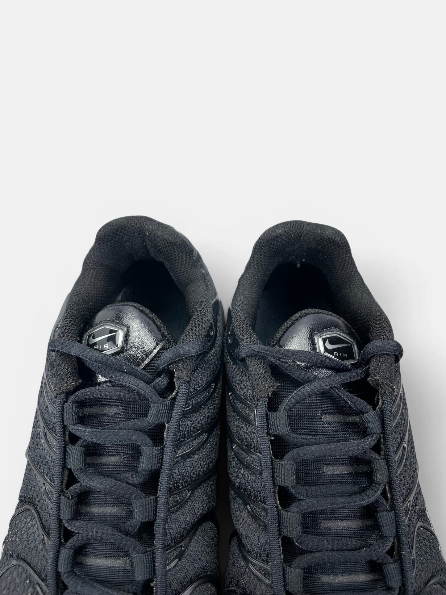 Nike Air Max Plus Triple Black — buty sportowe męskie w bardzo dobrym stanie rozmiar 41, zapiętki butów