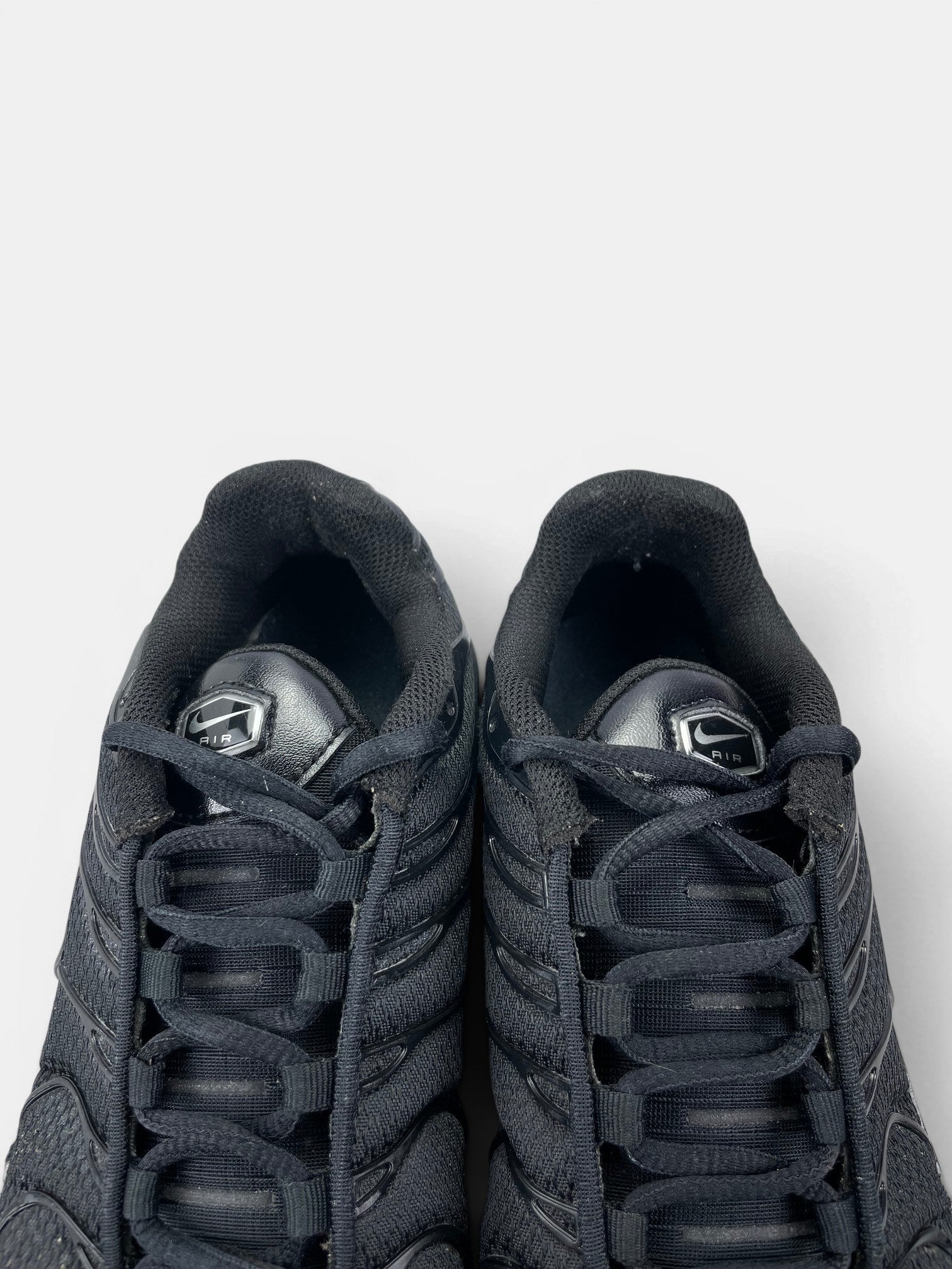 Nike Air Max Plus Triple Black — buty sportowe męskie w bardzo dobrym stanie rozmiar 41, zapiętki butów