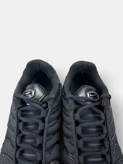 Nike Air Max Plus Triple Black — buty sportowe męskie w bardzo dobrym stanie rozmiar 41, zapiętki butów