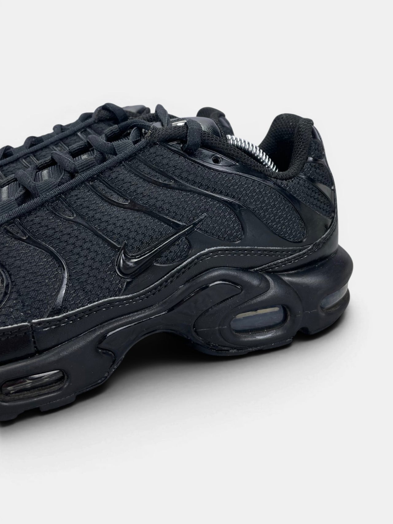 Nike Air Max Plus Triple Black — buty sportowe męskie w bardzo dobrym stanie rozmiar 41, opcjonalne zdjęcie 1