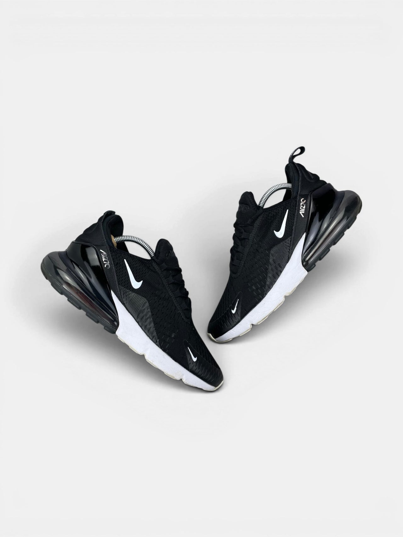 Nike Air Max 270 Black White — buty sportowe męskie w bardzo dobrym stanie rozmiar 43, widok z góry na zewnętrzną stronę butów