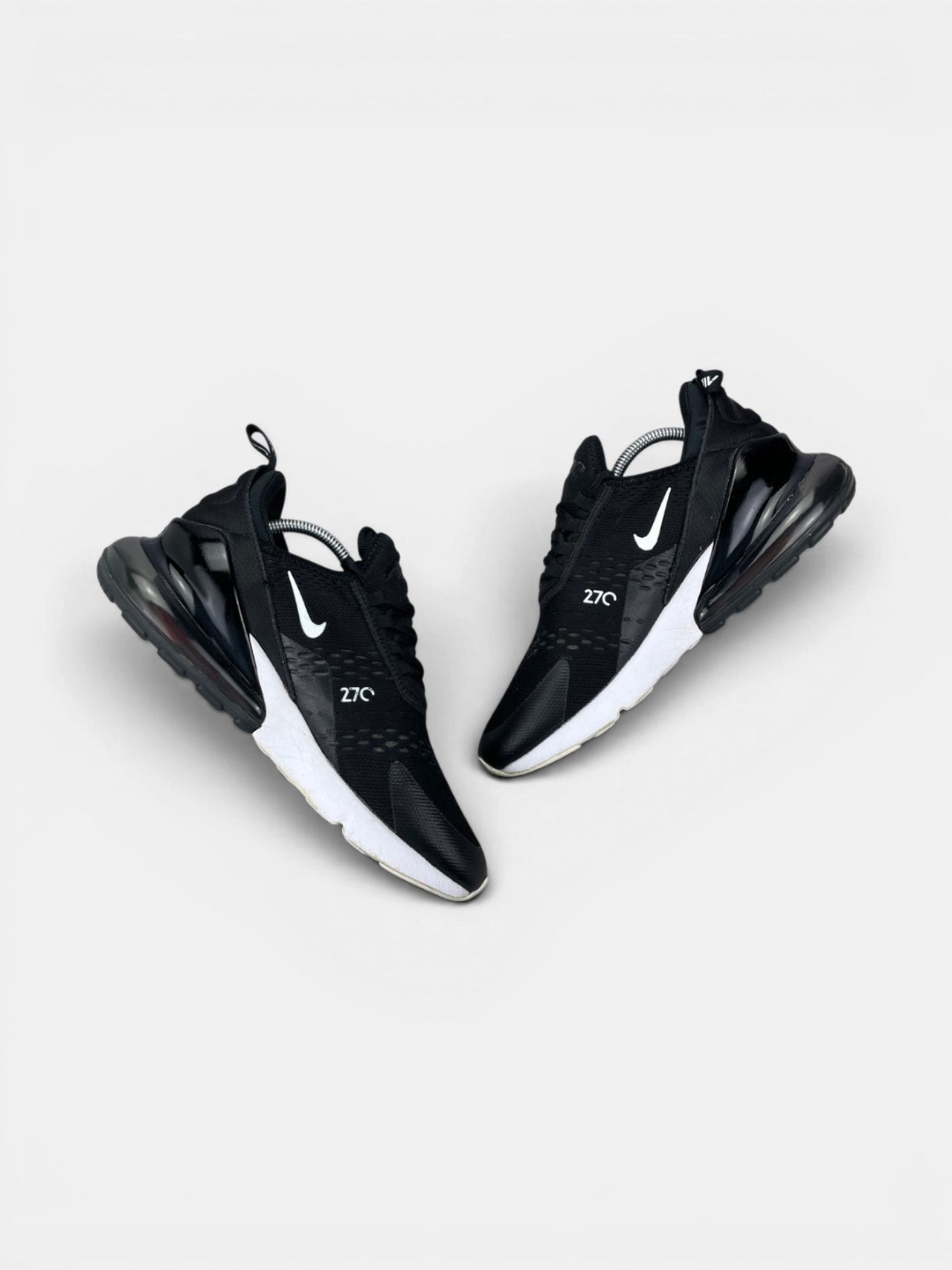 Nike Air Max 270 Black White — buty sportowe męskie w bardzo dobrym stanie rozmiar 43, zewnętrzny panel prawego buta