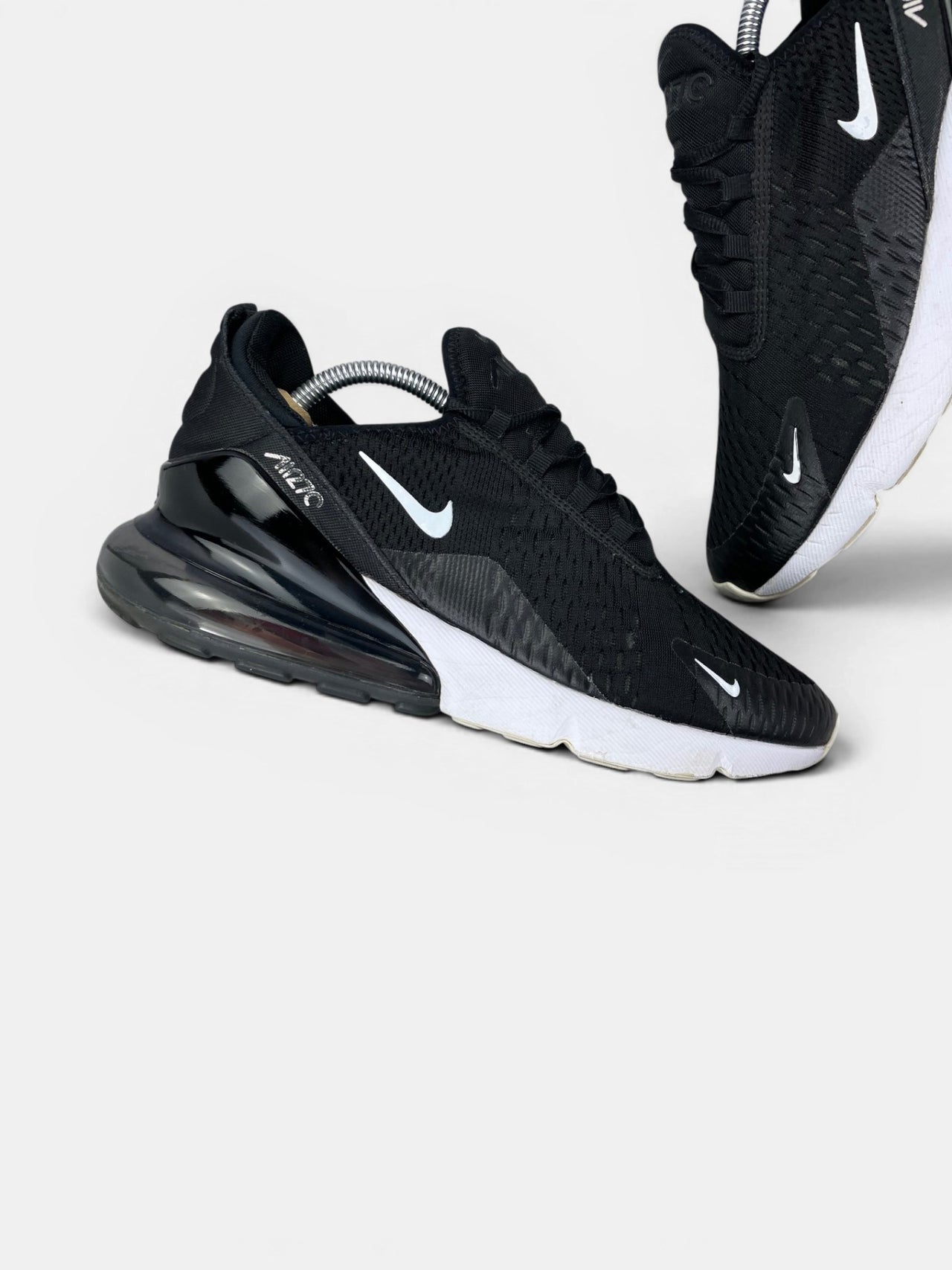 Nike Air Max 270 Black White — buty sportowe męskie w bardzo dobrym stanie rozmiar 43, zewnętrzny panel lewego buta