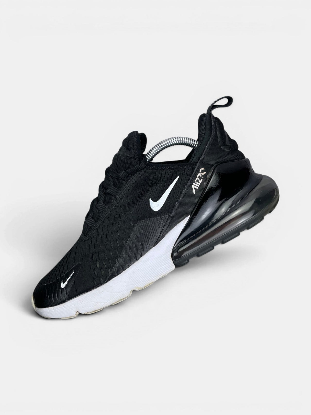 Nike Air Max 270 Black White — buty sportowe męskie w bardzo dobrym stanie rozmiar 43, widok z góry na wewnętrzną stronę butów