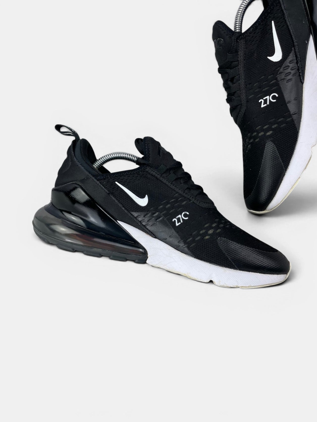 Nike Air Max 270 Black White — buty sportowe męskie w bardzo dobrym stanie rozmiar 43, wewnętrzny panel lewego buta