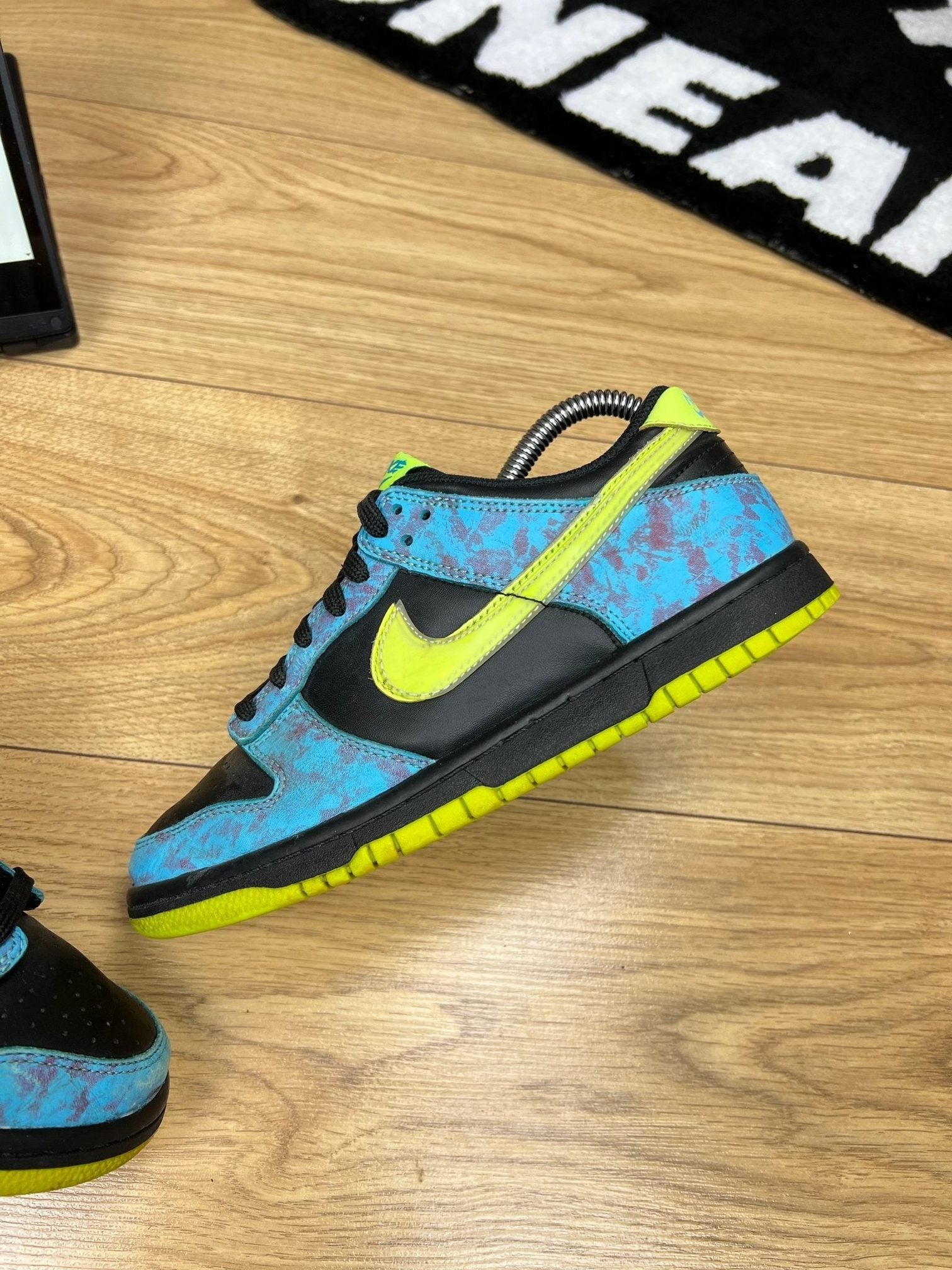 Nike Dunk Low SE Let's Dance — buty sportowe damskie w dobrym stanie rozmiar 37.5, zewnętrzny panel lewego buta