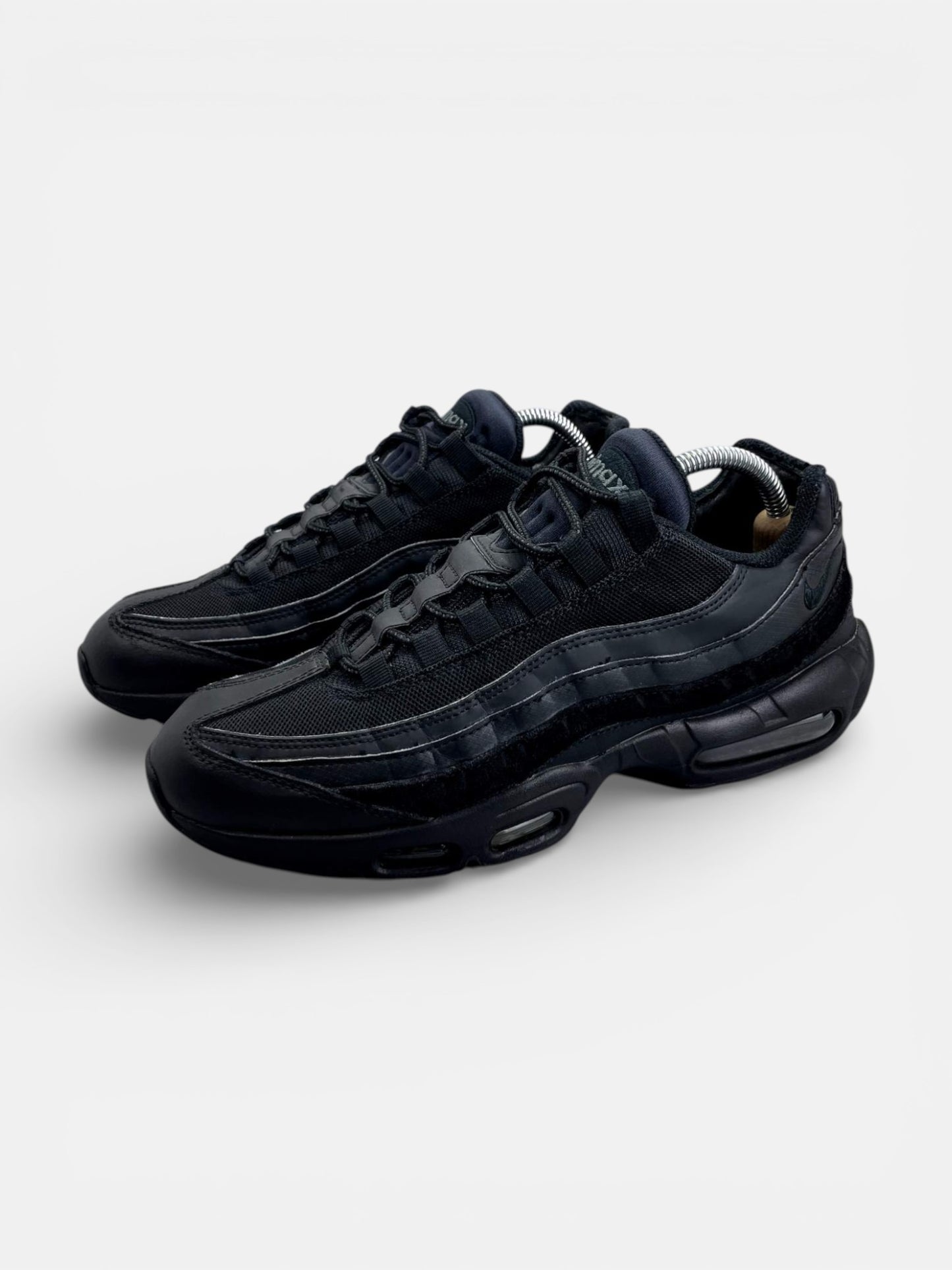 Nike Air Max 95 Essential Triple Black — buty sportowe męskie w bardzo dobrym stanie rozmiar 43, widok z boku