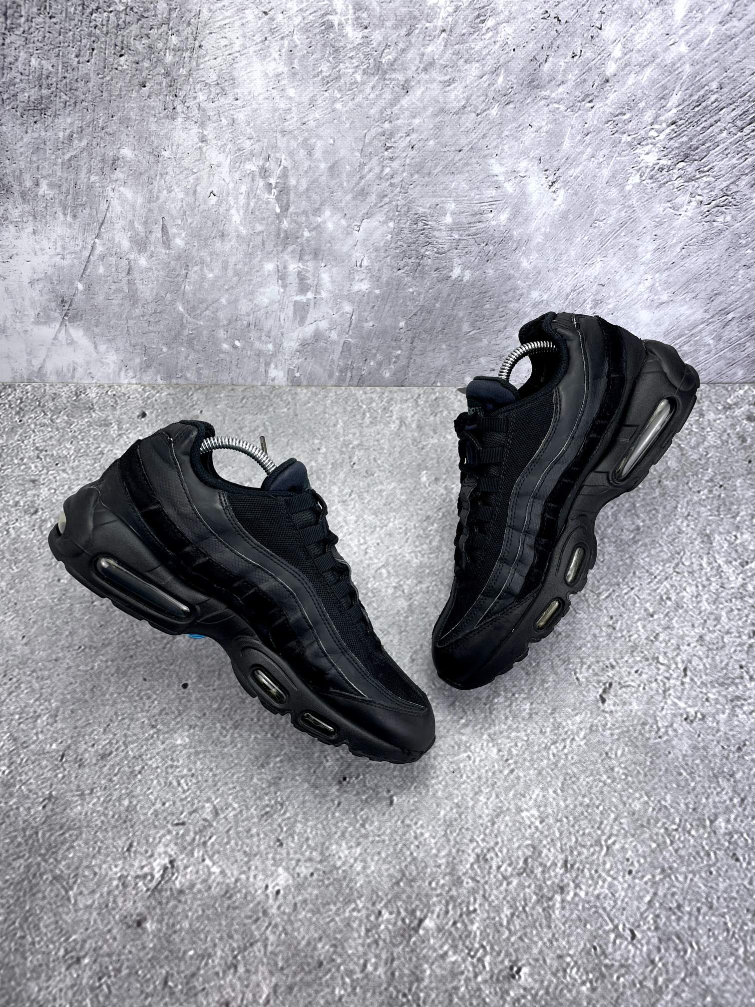 Nike Air Max 95 Essential Triple Black — buty sportowe męskie w bardzo dobrym stanie rozmiar 43, widok z góry na wewnętrzną stronę butów