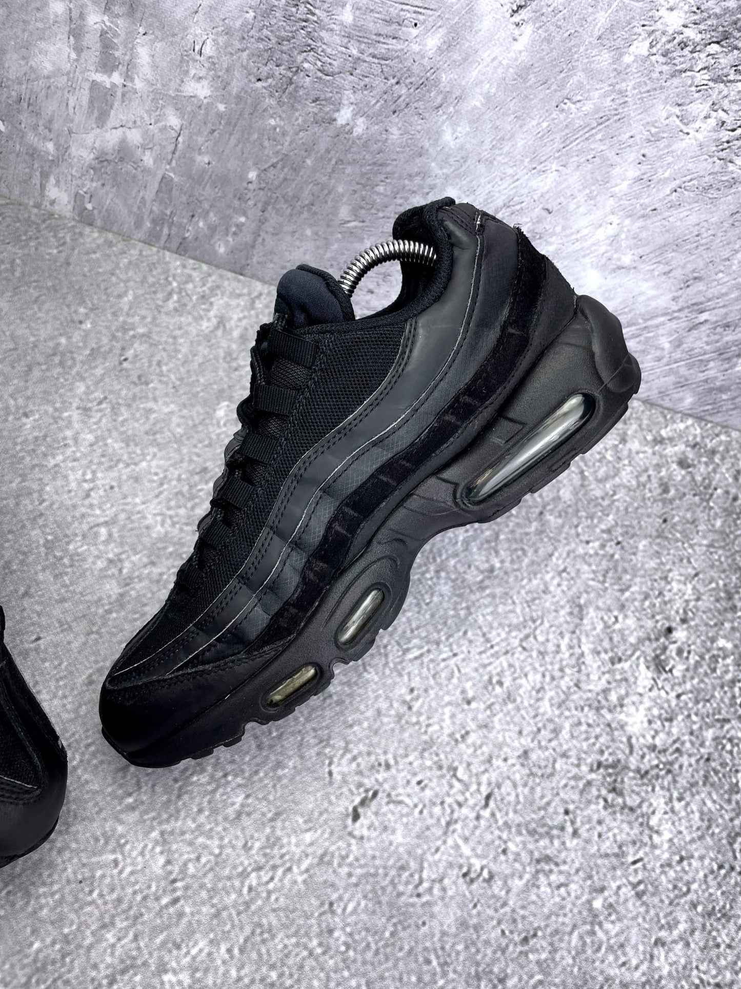 Nike Air Max 95 Essential Triple Black — buty sportowe męskie w bardzo dobrym stanie rozmiar 43, wewnętrzny panel prawego buta