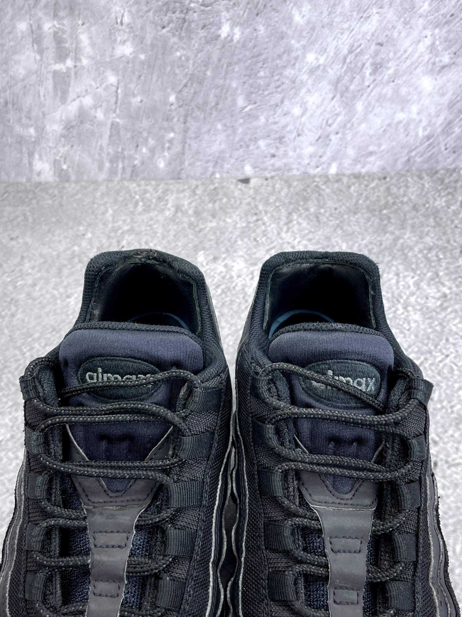 Nike Air Max 95 Essential Triple Black — buty sportowe męskie w bardzo dobrym stanie rozmiar 43, zapiętki butów
