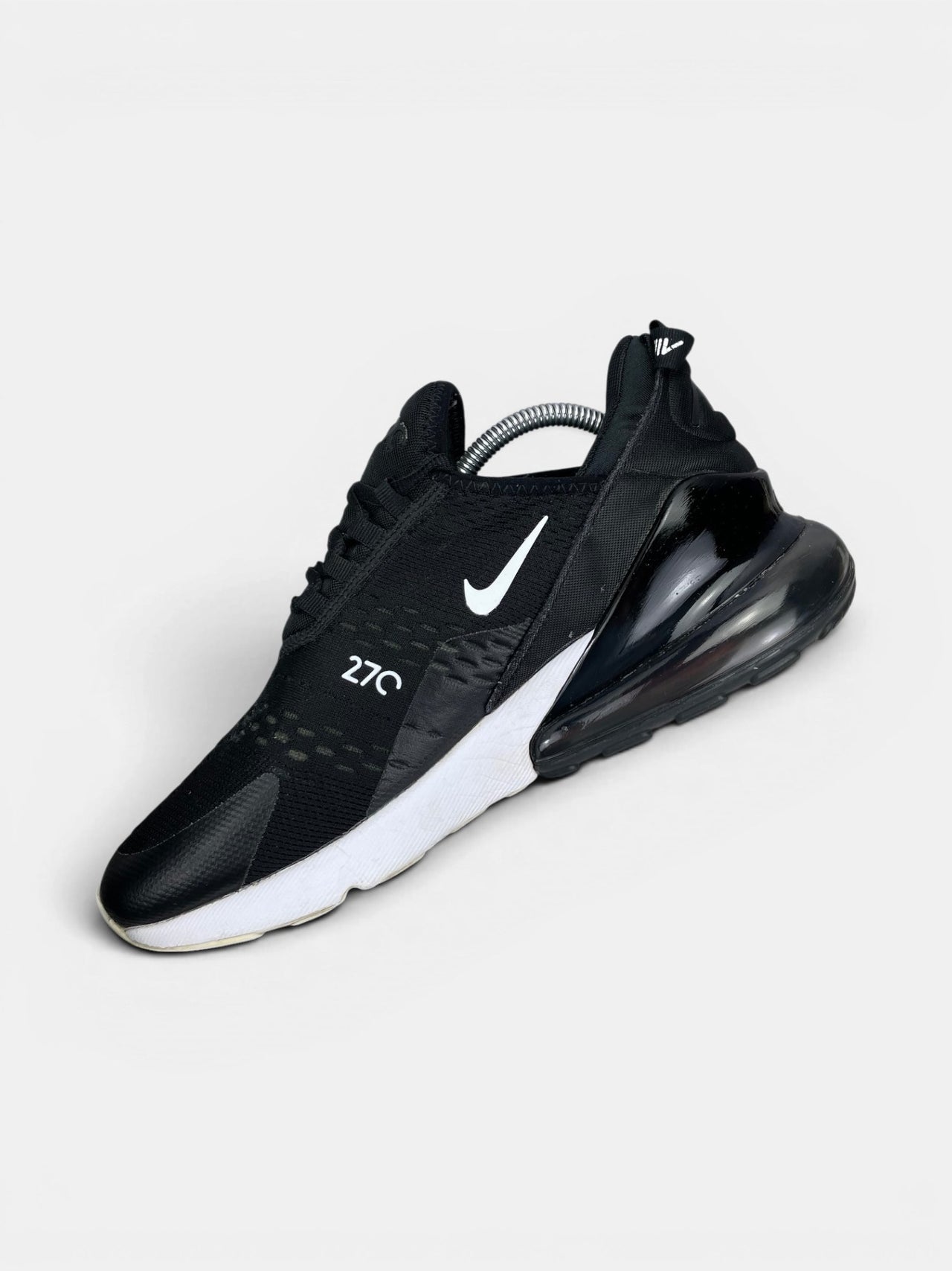 Nike Air Max 270 Black White — buty sportowe męskie w bardzo dobrym stanie rozmiar 43, wewnętrzny panel prawego buta