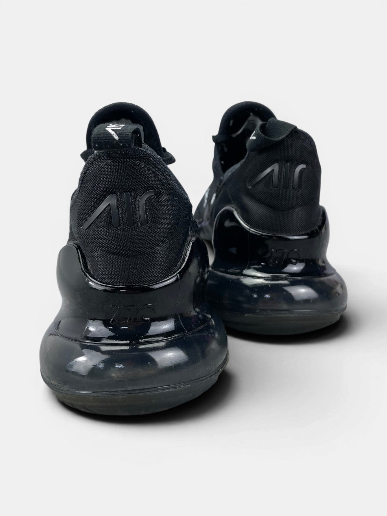 Nike Air Max 270 Black White — buty sportowe męskie w bardzo dobrym stanie rozmiar 43, widok z tyłu