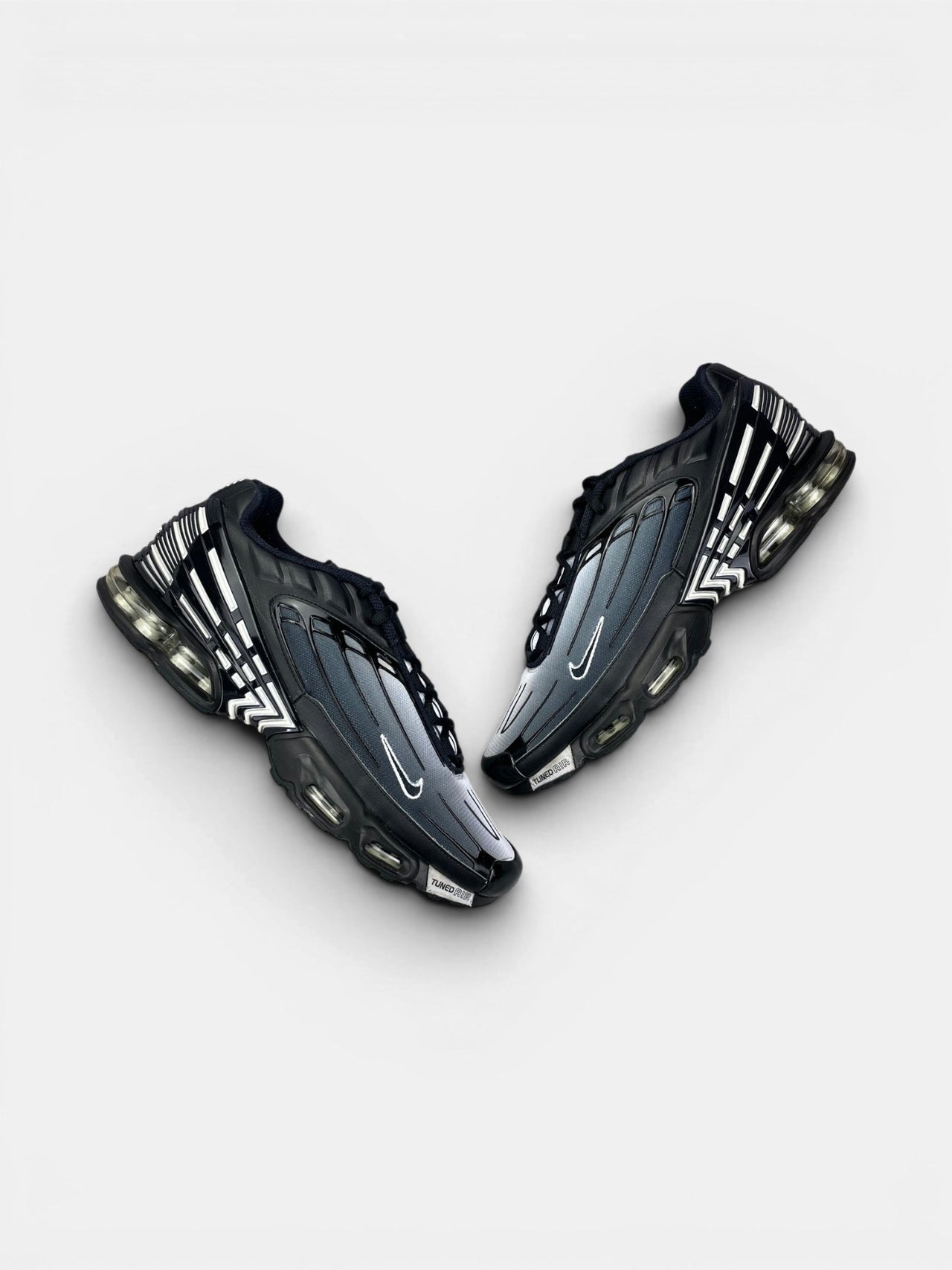 Nike Air Max Plus 3 Black White — buty sportowe męskie w bardzo dobrym stanie rozmiar 46, widok z góry na zewnętrzną stronę butów