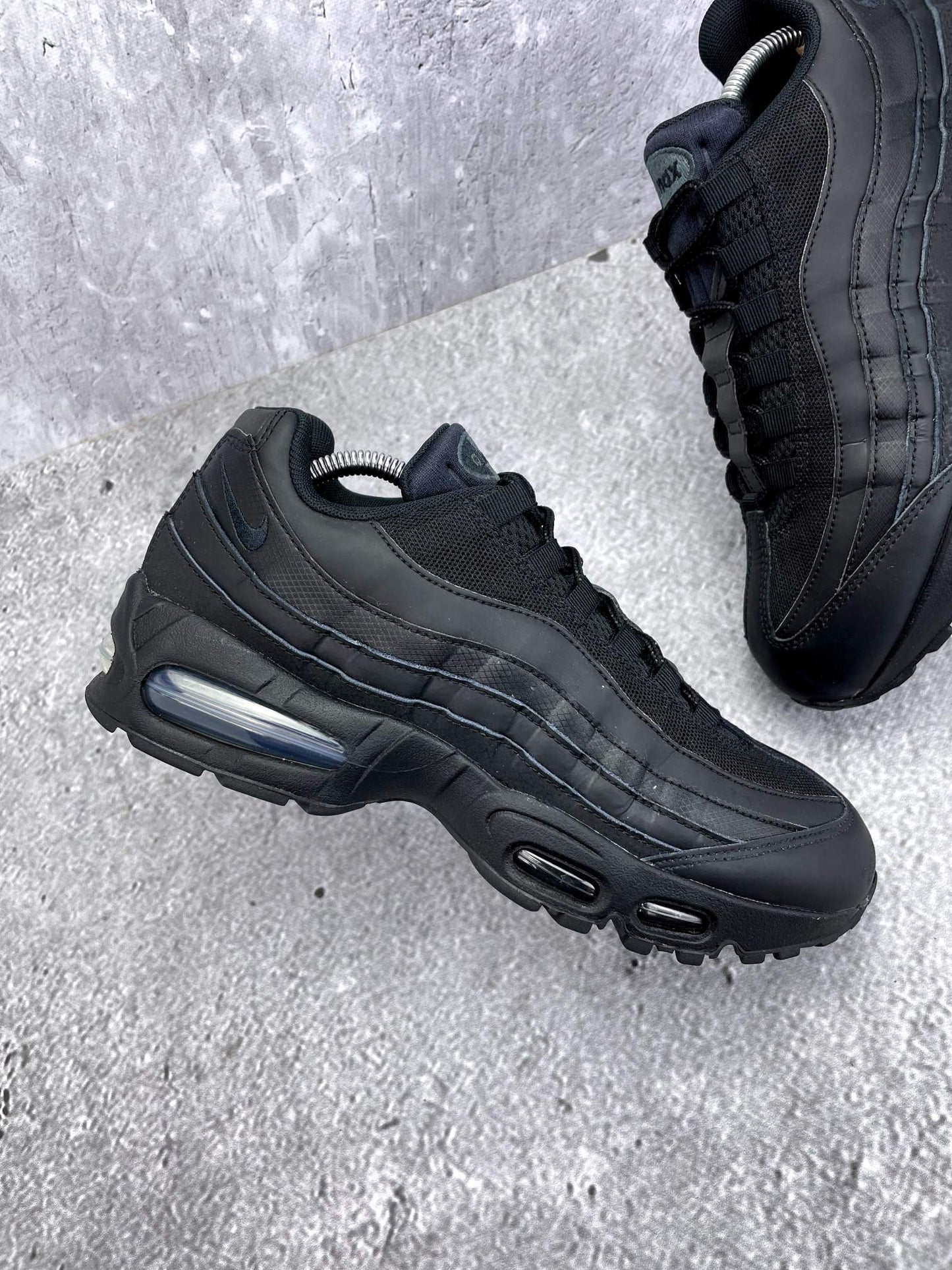 Nike Air Max 95 OG Black — buty sportowe męskie w bardzo dobrym stanie rozmiar 43, zewnętrzny panel lewego buta