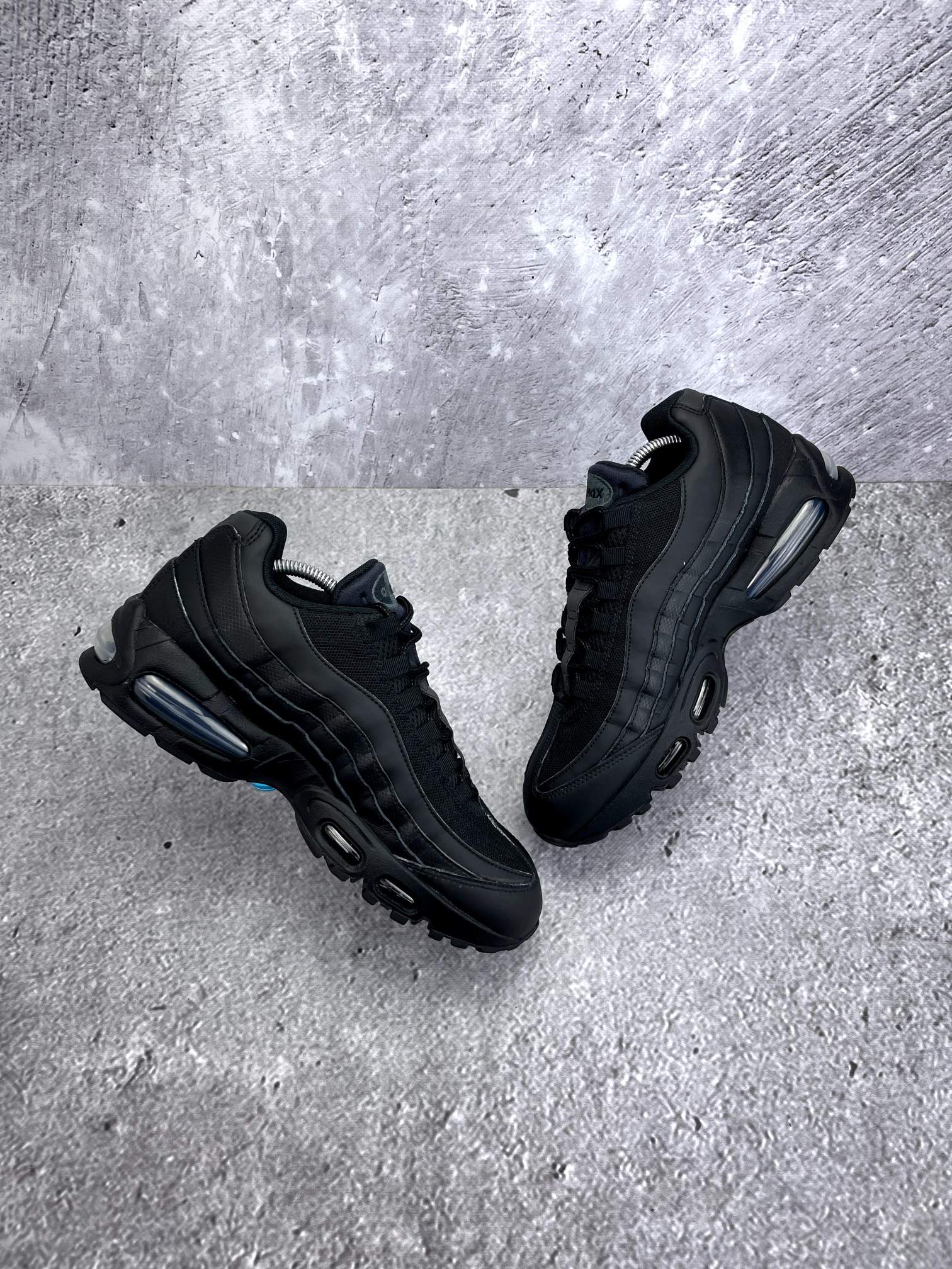 Nike Air Max 95 OG Black — buty sportowe męskie w bardzo dobrym stanie rozmiar 43, widok z góry na wewnętrzną stronę butów