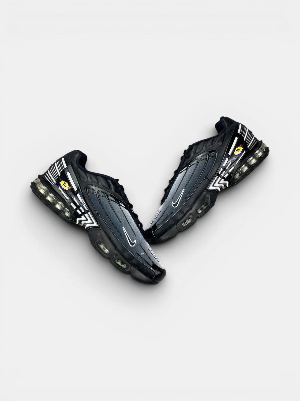 Nike Air Max Plus 3 Black White — buty sportowe męskie w bardzo dobrym stanie rozmiar 46, zewnętrzny panel prawego buta