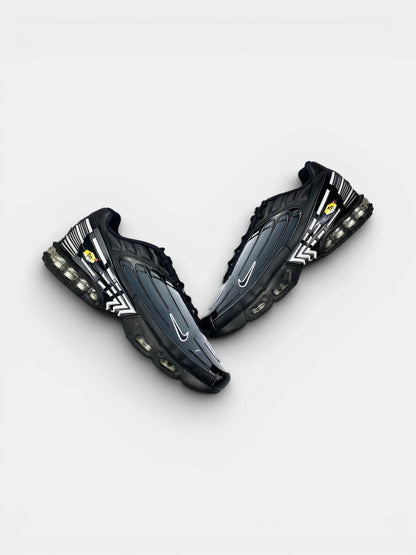 Nike Air Max Plus 3 Black White — buty sportowe męskie w bardzo dobrym stanie rozmiar 46, zewnętrzny panel prawego buta