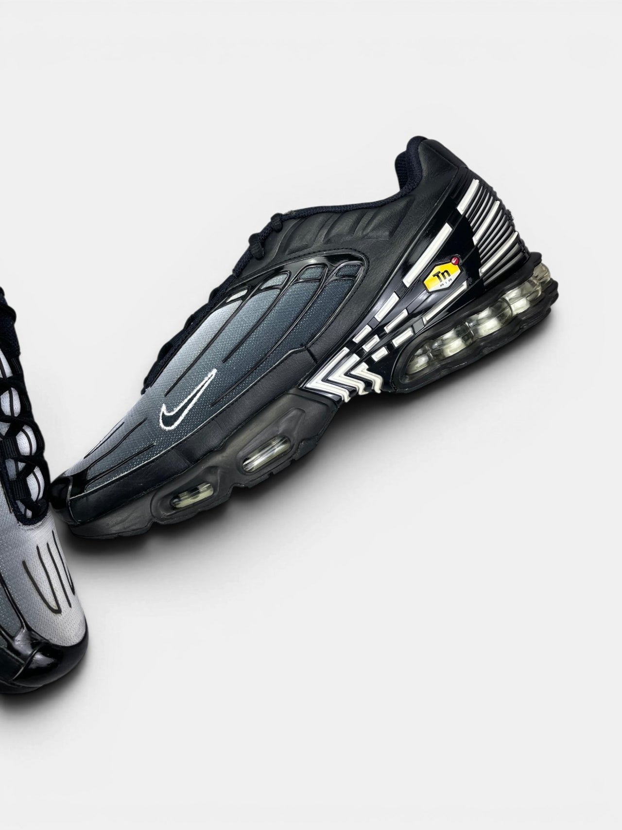 Nike Air Max Plus 3 Black White — buty sportowe męskie w bardzo dobrym stanie rozmiar 46, wewnętrzny panel prawego buta