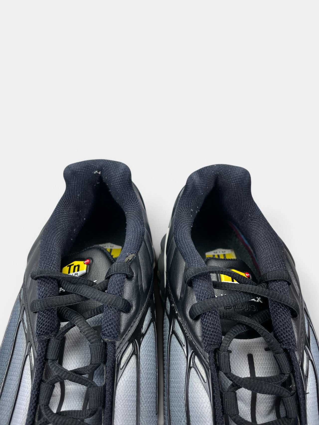 Nike Air Max Plus 3 Black White — buty sportowe męskie w bardzo dobrym stanie rozmiar 46, zapiętki butów