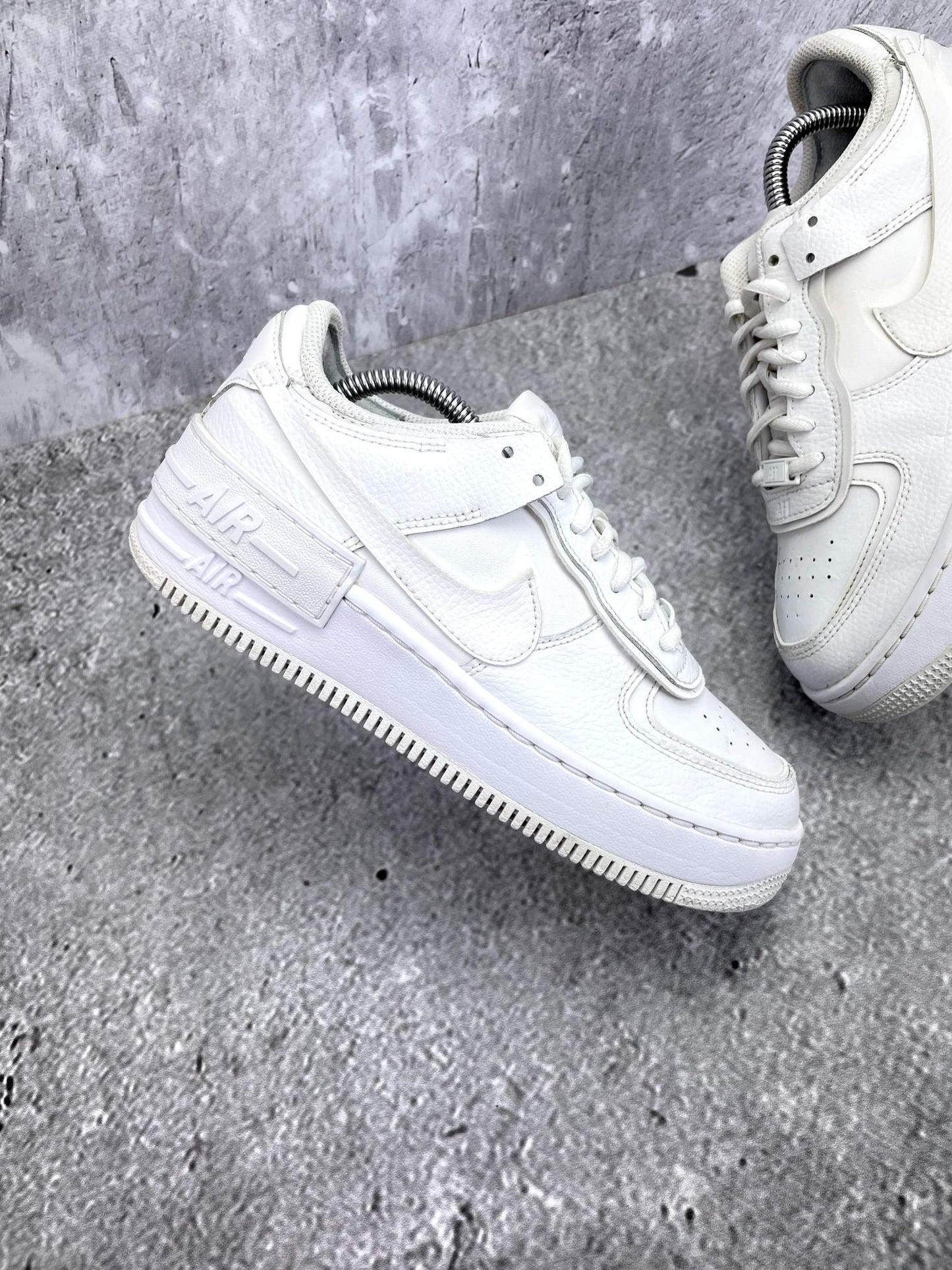Nike Air Force 1 Shadow Triple White — buty sportowe damskie w bardzo dobrym stanie rozmiar 38.5, zewnętrzny panel prawego buta