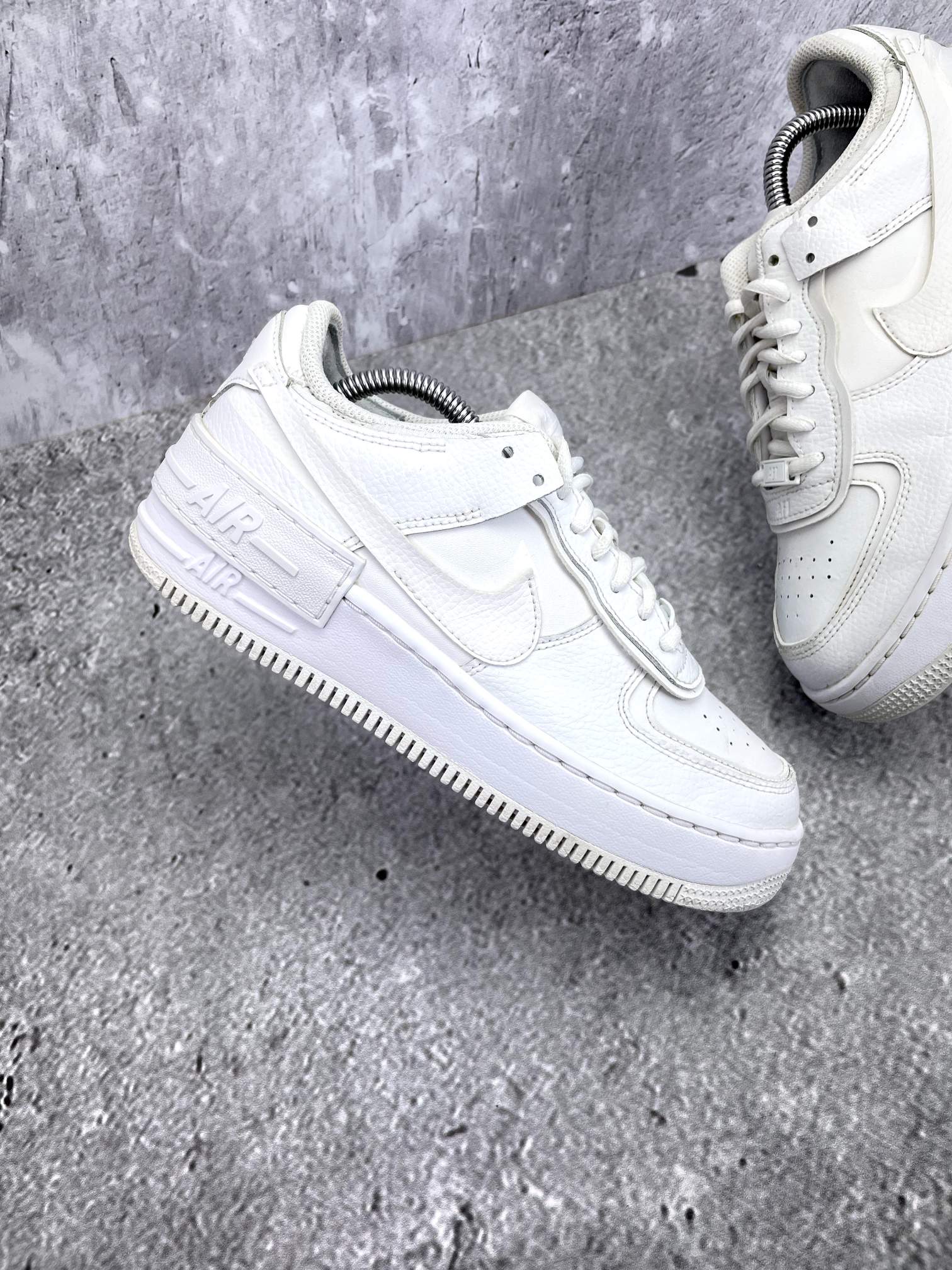Nike Air Force 1 Shadow Triple White — buty sportowe damskie w bardzo dobrym stanie rozmiar 38.5, zewnętrzny panel prawego buta