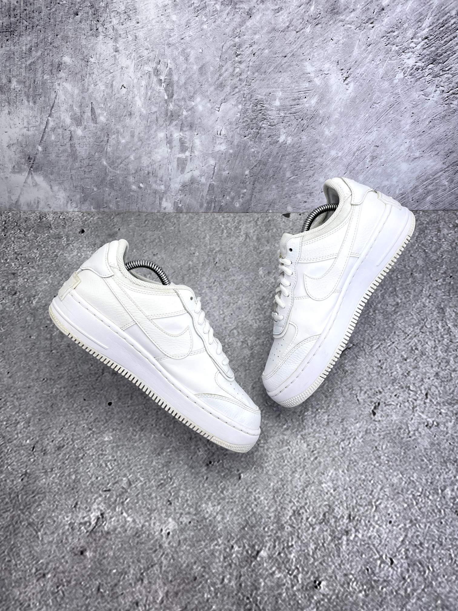 Nike Air Force 1 Shadow Triple White — buty sportowe damskie w bardzo dobrym stanie rozmiar 38.5, widok z góry na wewnętrzną stronę butów