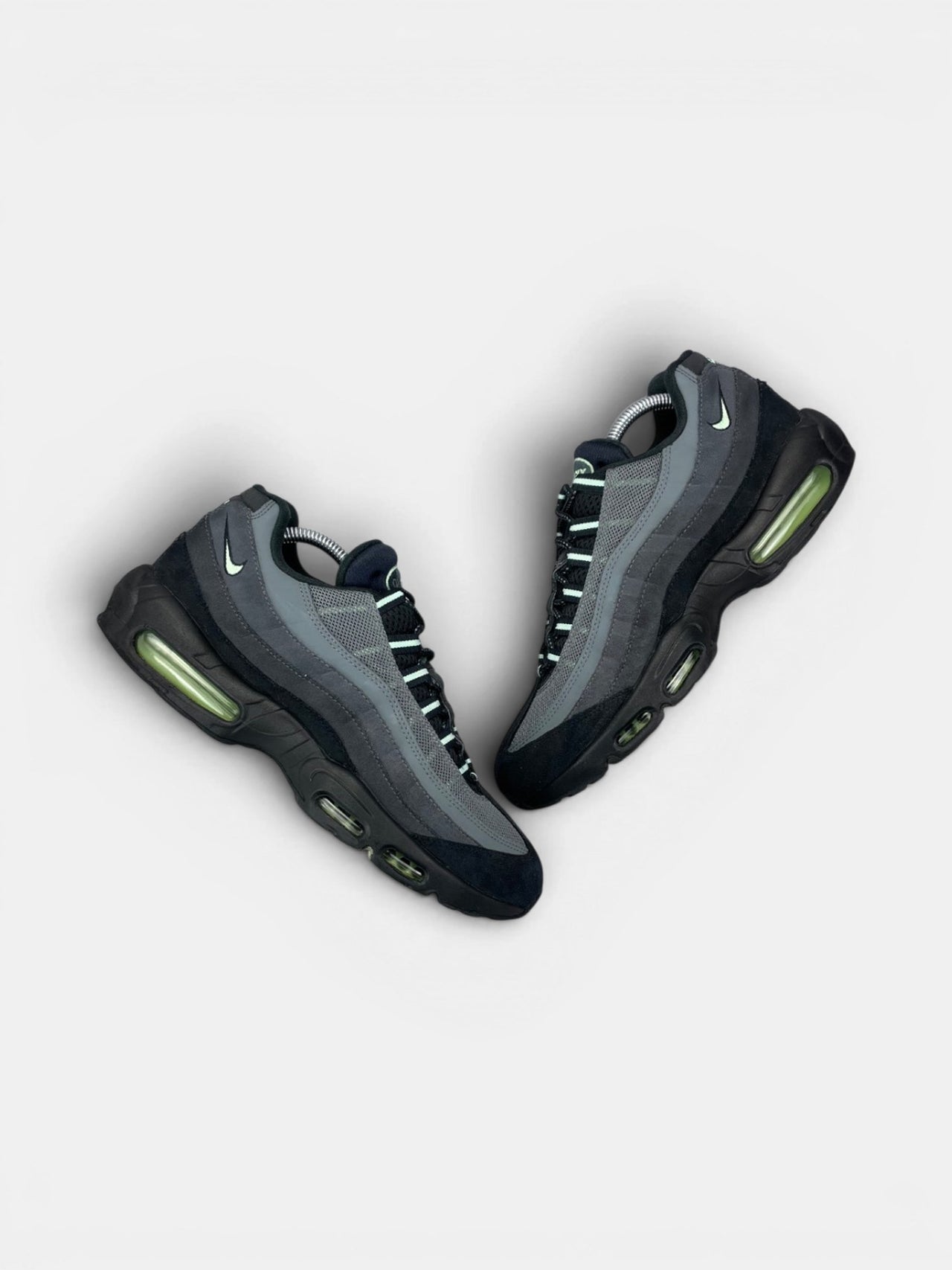 Nike Air Max 95 Vapor Green — buty sportowe męskie w bardzo dobrym stanie rozmiar 44, widok z góry na zewnętrzną stronę butów